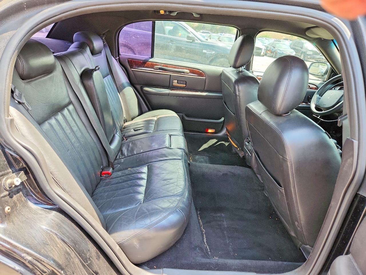 2010 Lincoln Town Car Executive L Black vin: 2LNBL8EV3AX752793