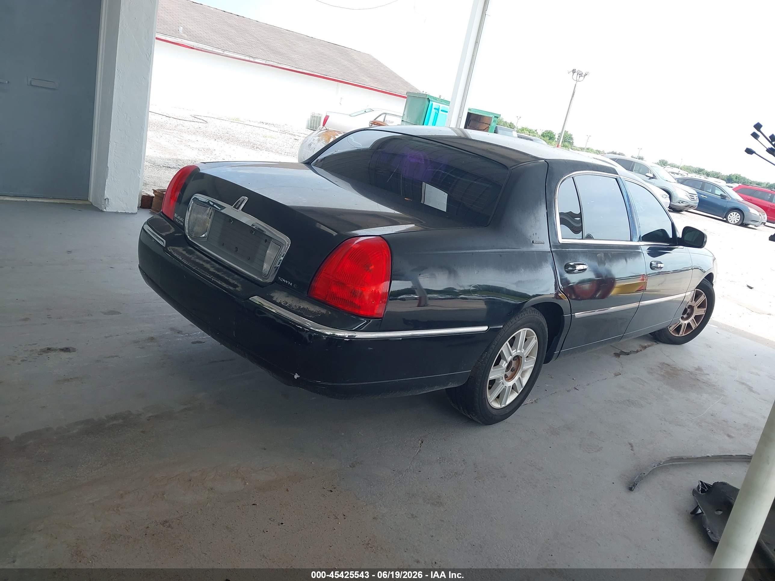 2011 Lincoln Town Car Executive L Black vin: 2LNBL8EV6BX762882
