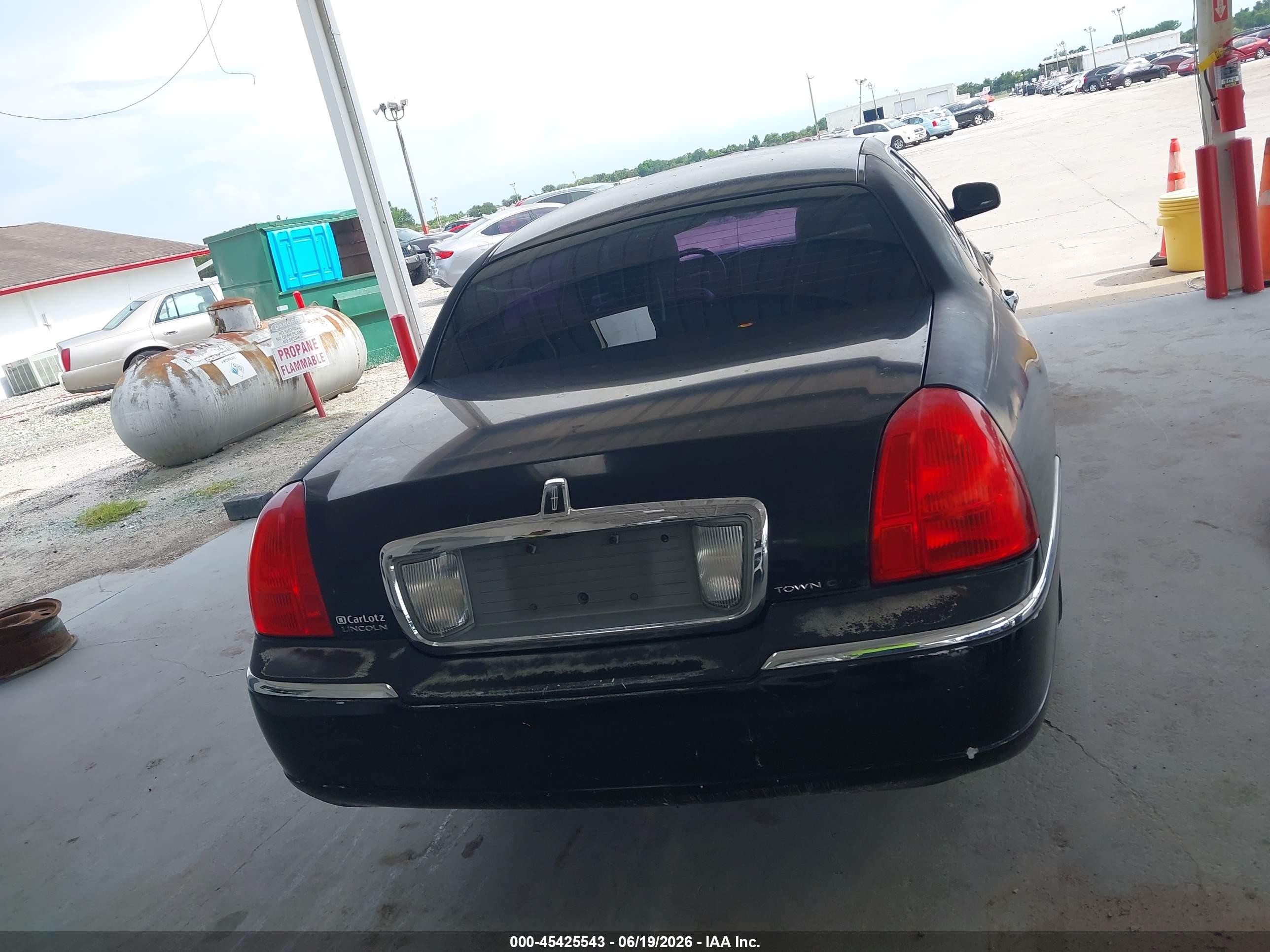 2011 Lincoln Town Car Executive L Black vin: 2LNBL8EV6BX762882