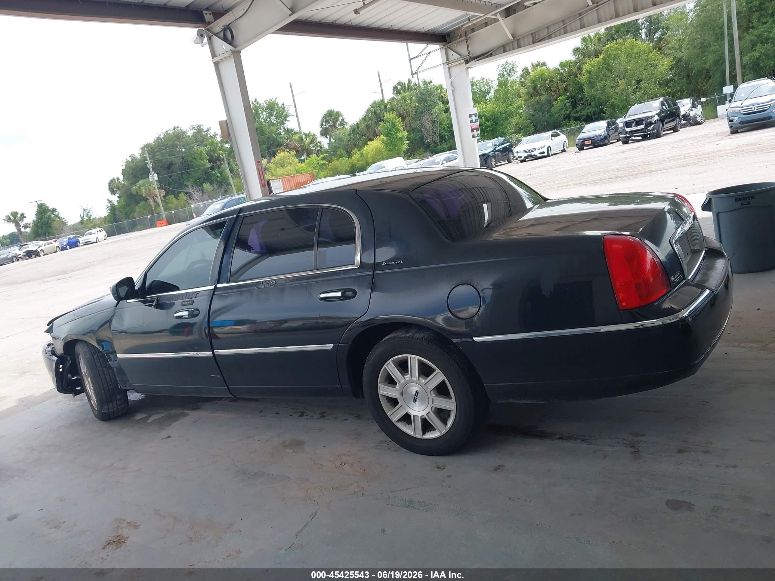 2011 Lincoln Town Car Executive L Black vin: 2LNBL8EV6BX762882