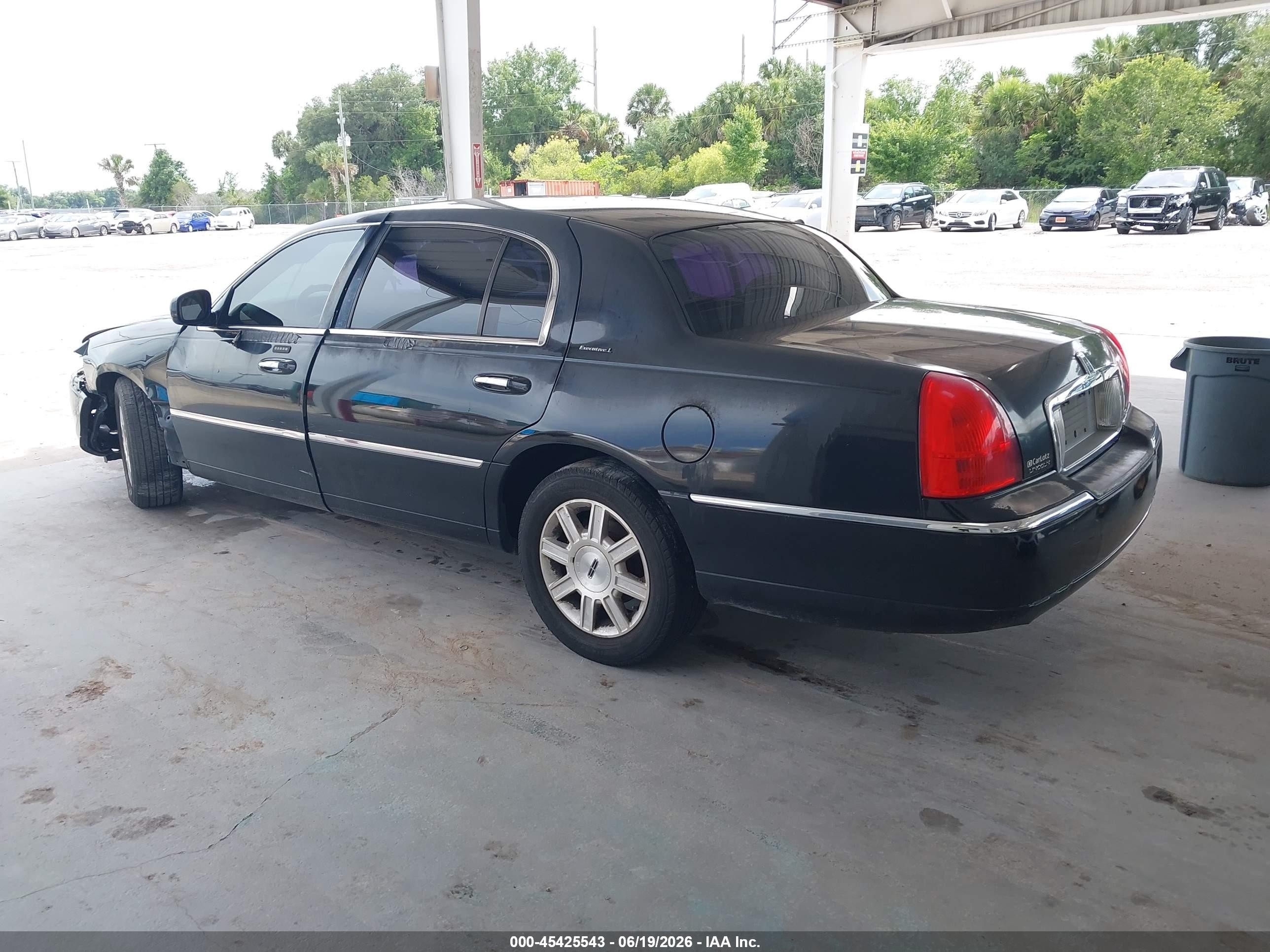 2011 Lincoln Town Car Executive L Black vin: 2LNBL8EV6BX762882