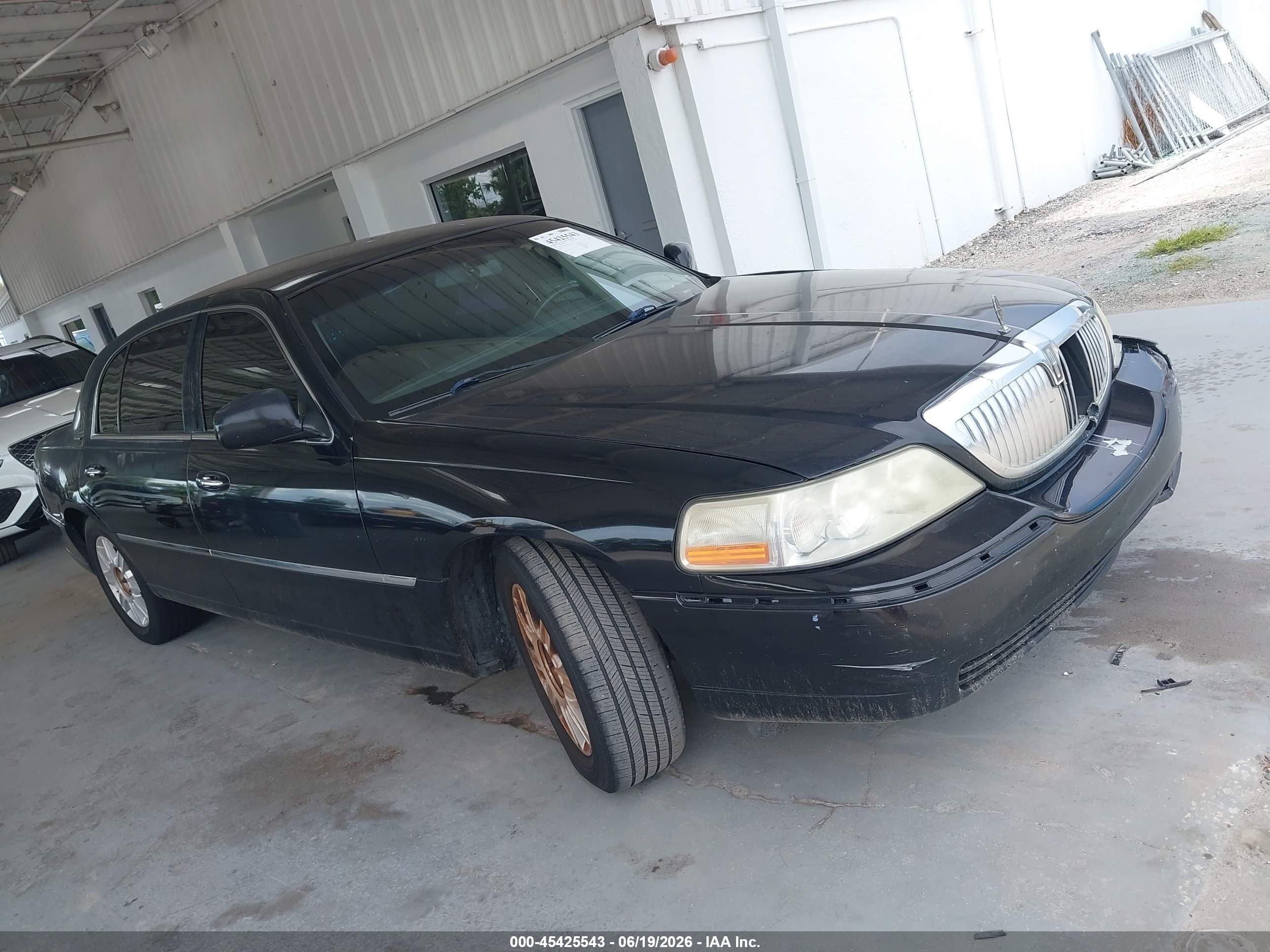 2011 Lincoln Town Car Executive L Black vin: 2LNBL8EV6BX762882
