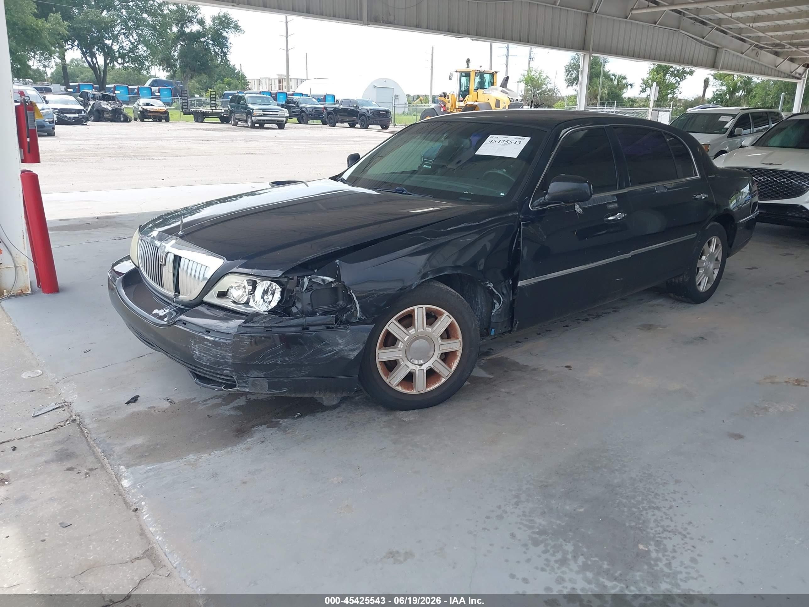 2011 Lincoln Town Car Executive L Black vin: 2LNBL8EV6BX762882