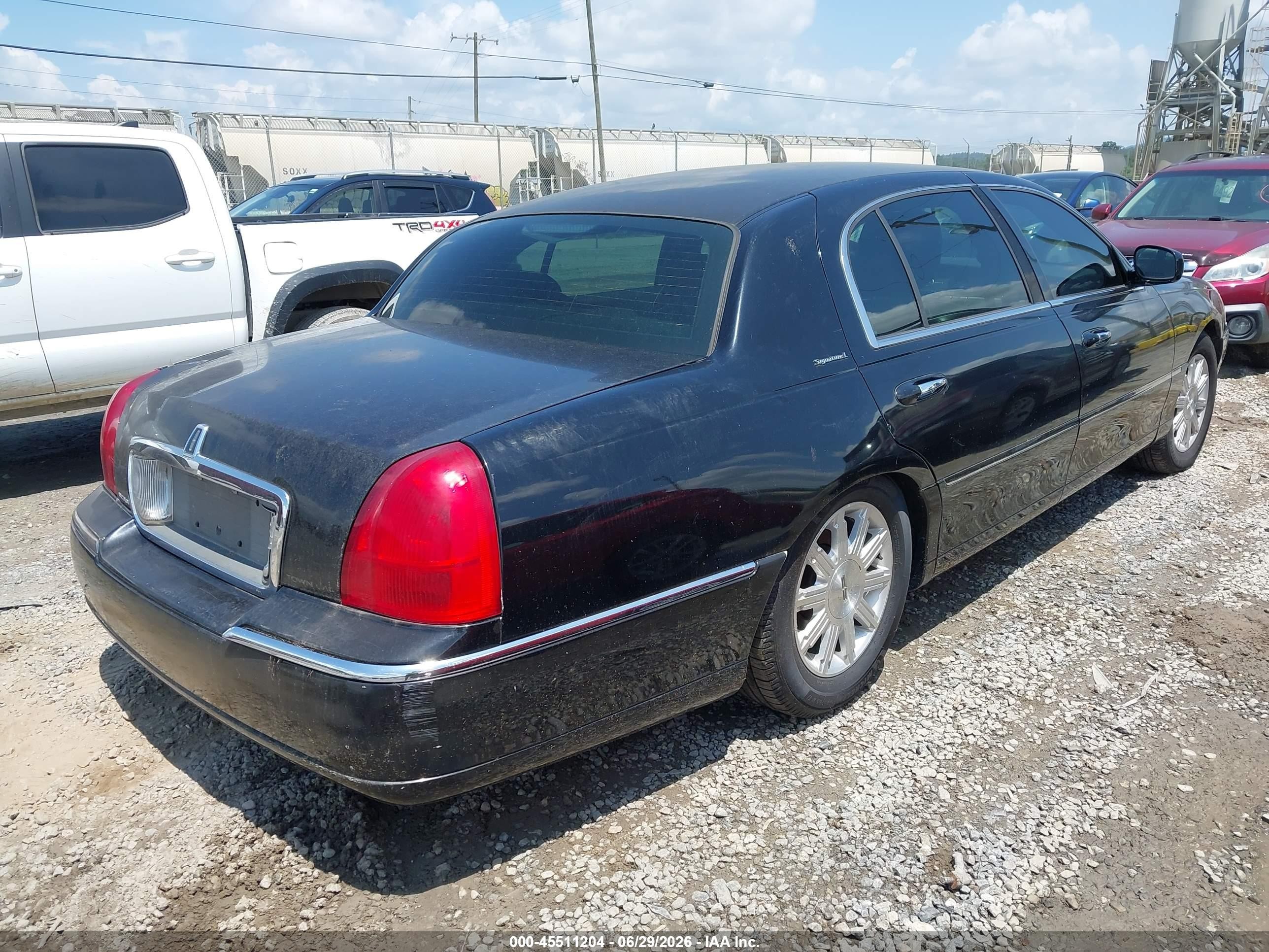 2011 Lincoln Town Car Signature L Black vin: 2LNBL8FV2BX754289