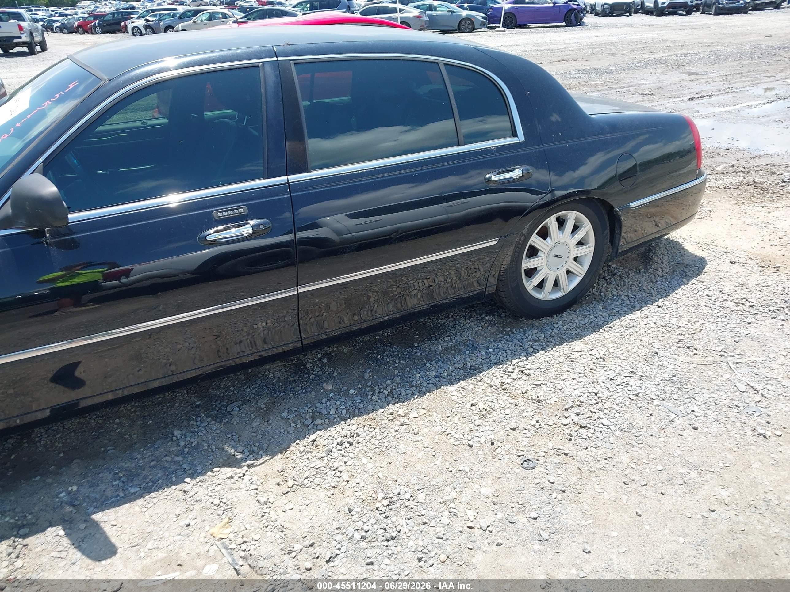 2011 Lincoln Town Car Signature L Black vin: 2LNBL8FV2BX754289