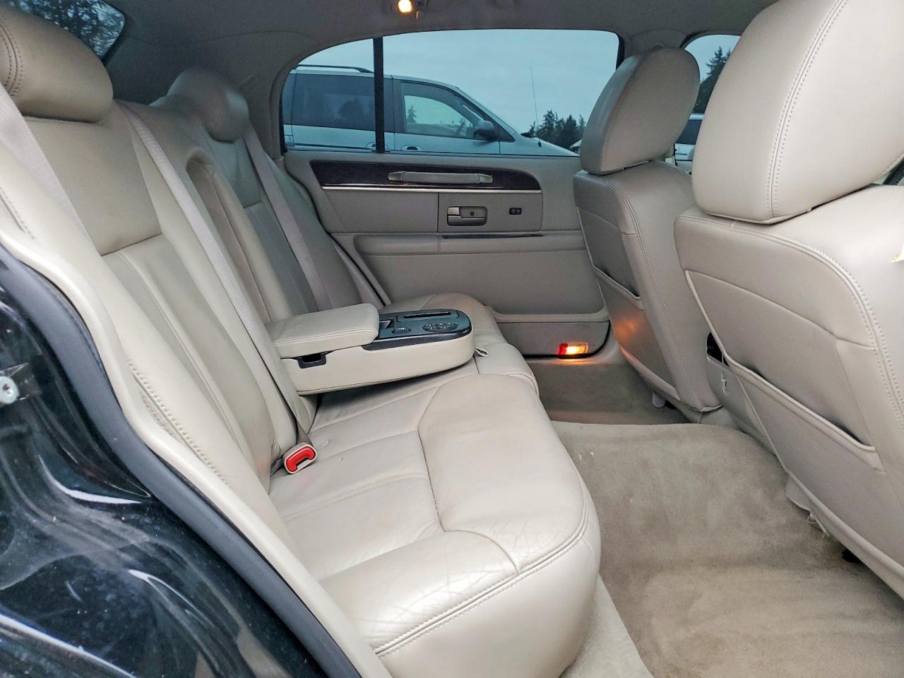 2011 Lincoln Town Car Signature Long Wheelbase Black vin: 2LNBL8FV2BX756642