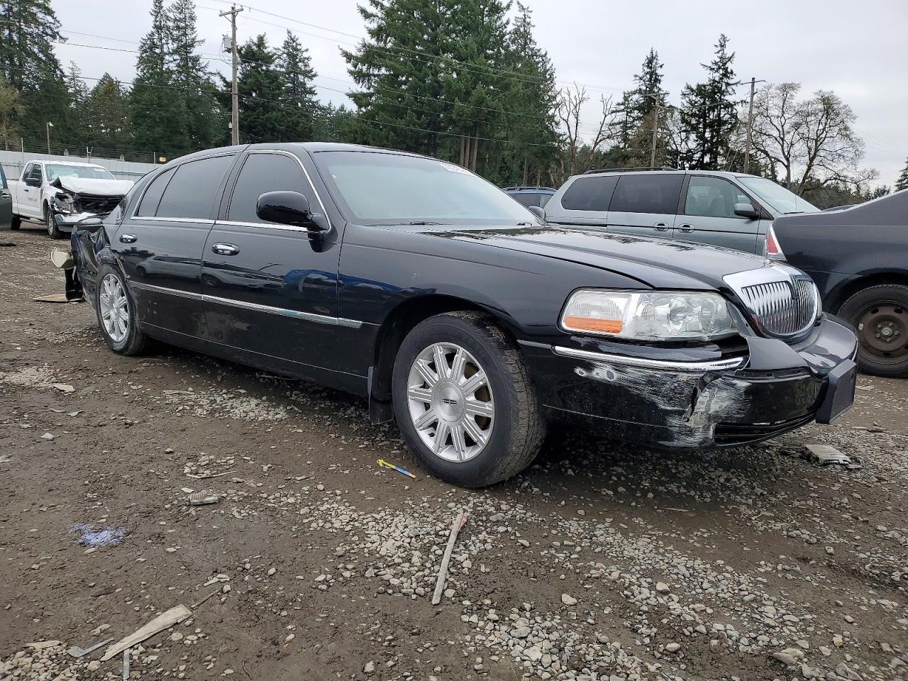 2011 Lincoln Town Car Signature Long Wheelbase Black vin: 2LNBL8FV2BX756642