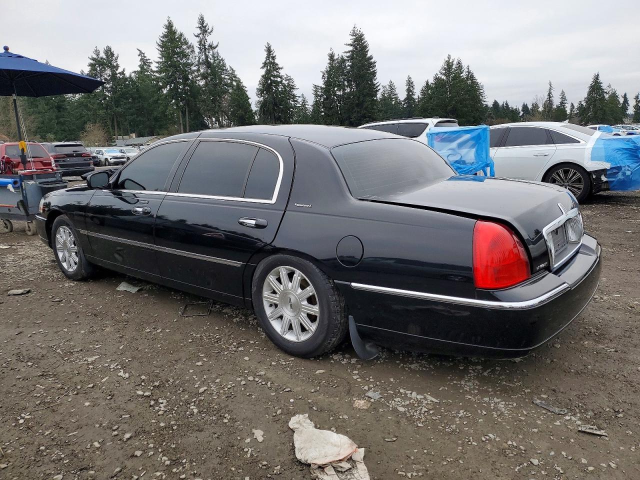 2011 Lincoln Town Car Signature Long Wheelbase Black vin: 2LNBL8FV2BX756642