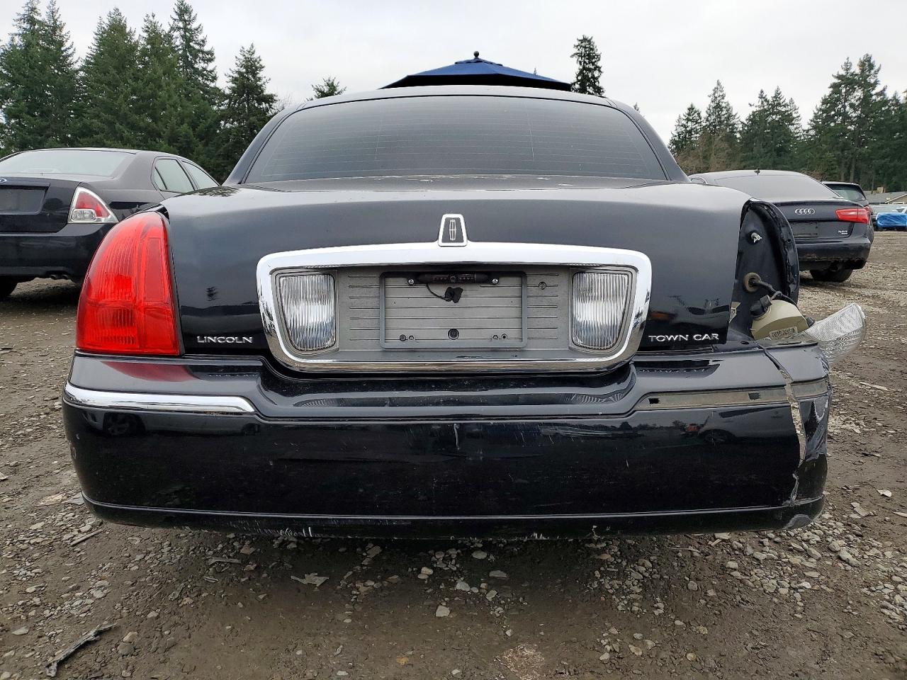 2011 Lincoln Town Car Signature Long Wheelbase Black vin: 2LNBL8FV2BX756642