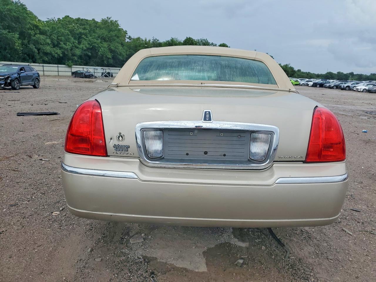 2011 Lincoln Town Car Signature Long Wheelbase Tan vin: 2LNBL8FV3BX754639