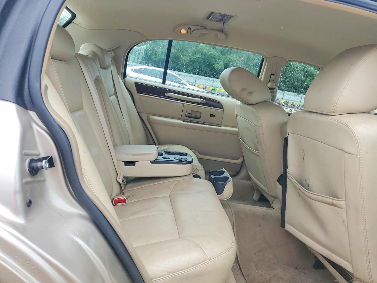 2011 Lincoln Town Car Signature Long Wheelbase Tan vin: 2LNBL8FV3BX754639