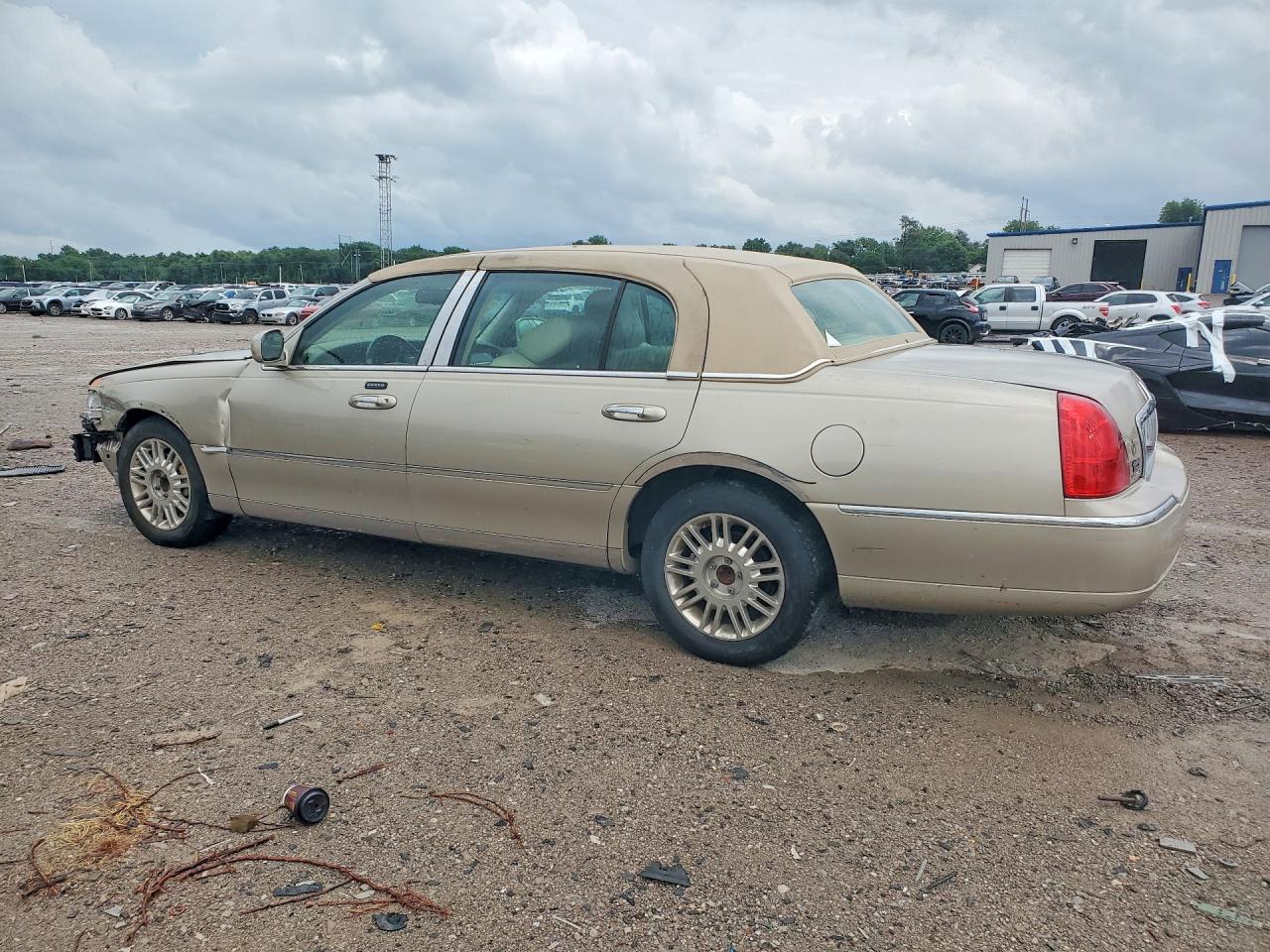 2011 Lincoln Town Car Signature Long Wheelbase Tan vin: 2LNBL8FV3BX754639