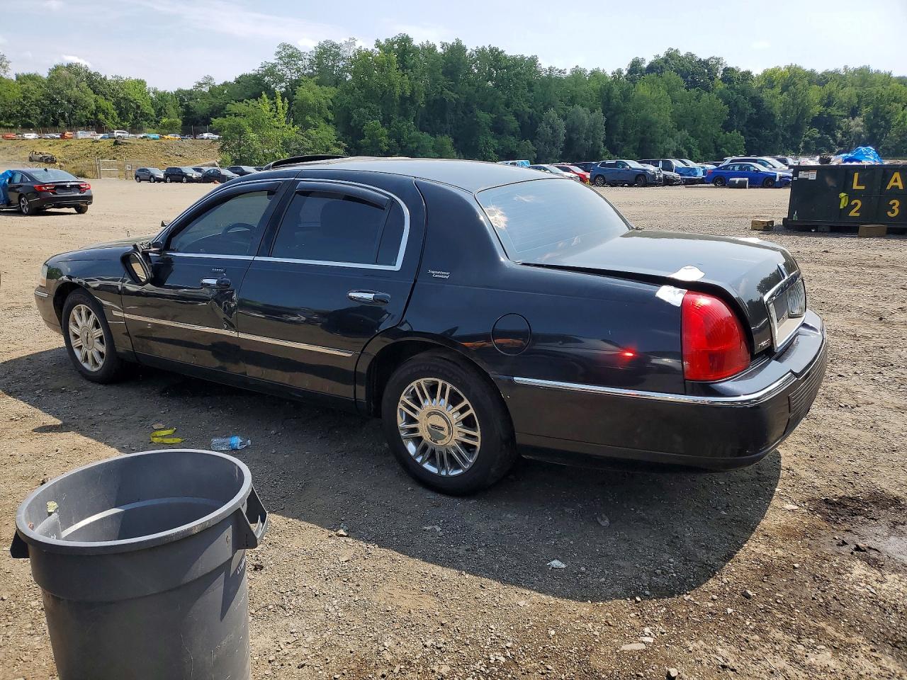 2008 Lincoln Town Car Black vin: 2LNHM82V08X633945