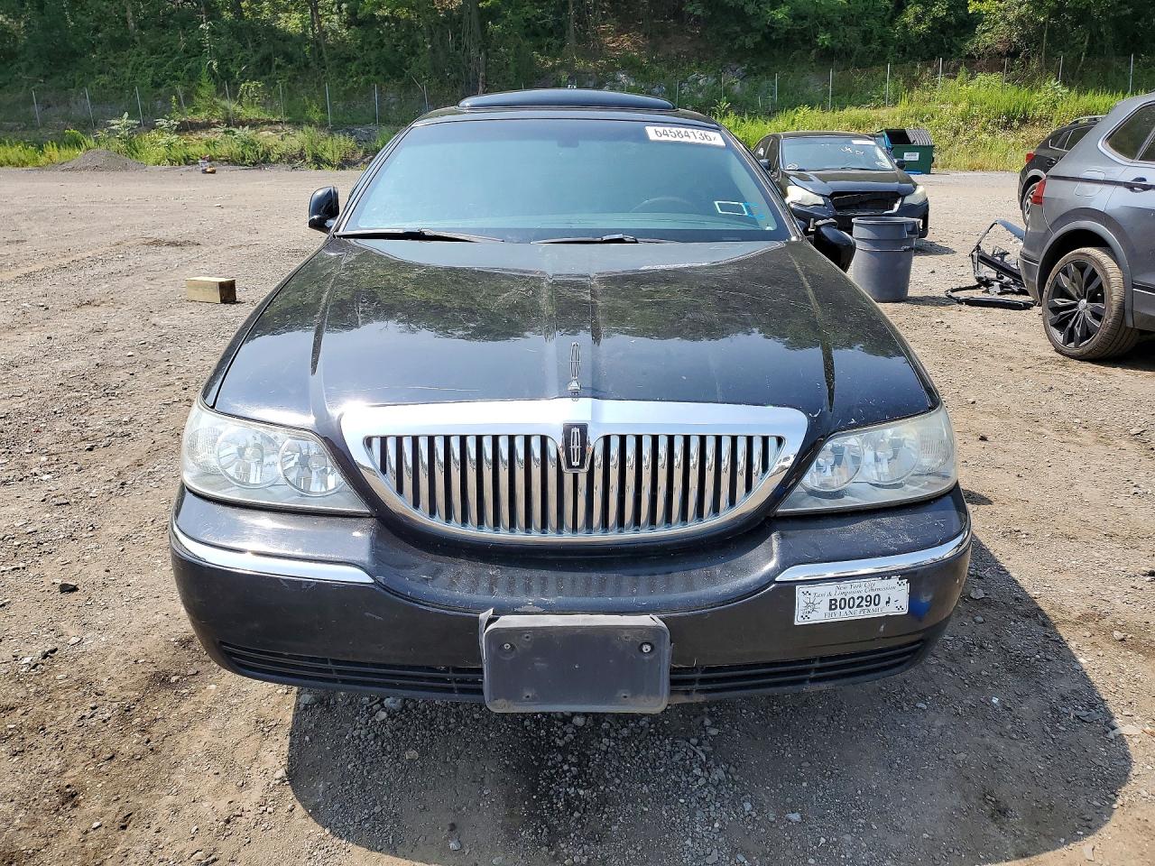 2008 Lincoln Town Car Black vin: 2LNHM82V08X633945