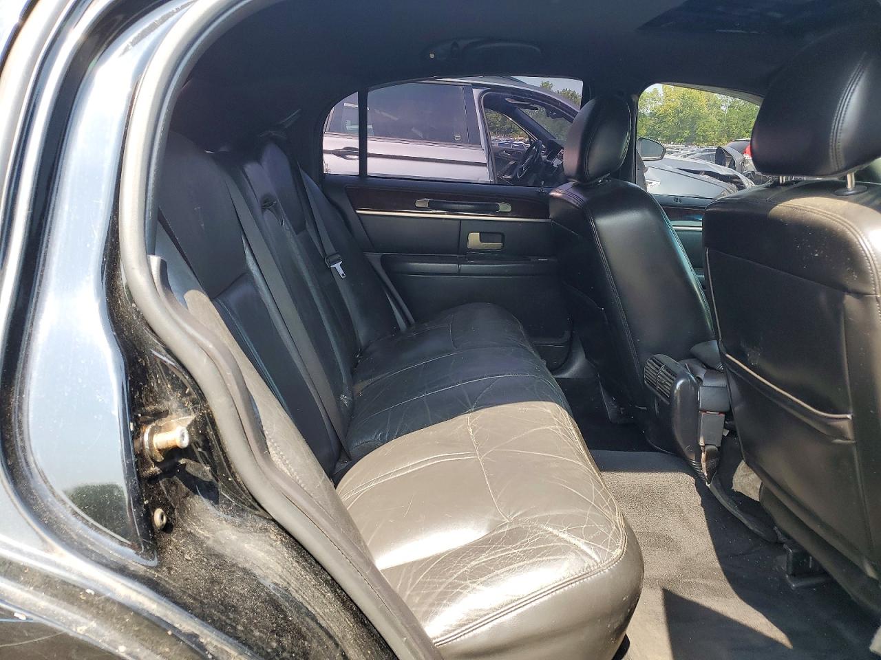 2008 Lincoln Town Car Black vin: 2LNHM82V08X633945