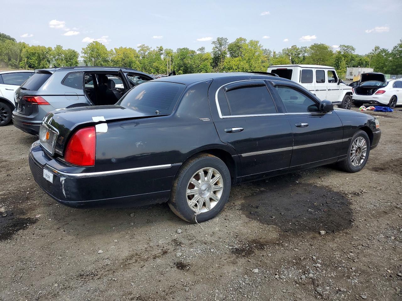 2008 Lincoln Town Car Black vin: 2LNHM82V08X633945
