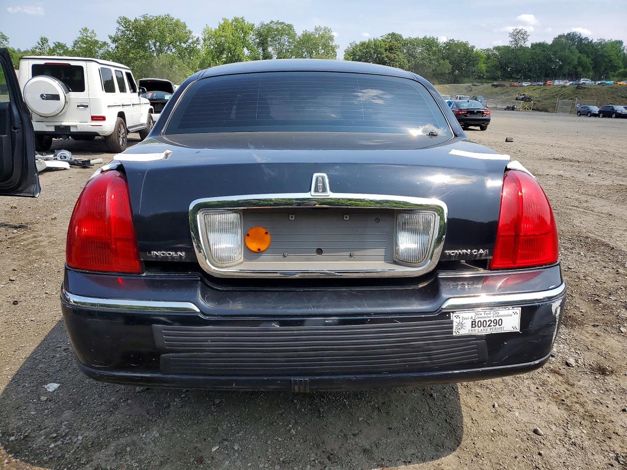 2008 Lincoln Town Car Black vin: 2LNHM82V08X633945