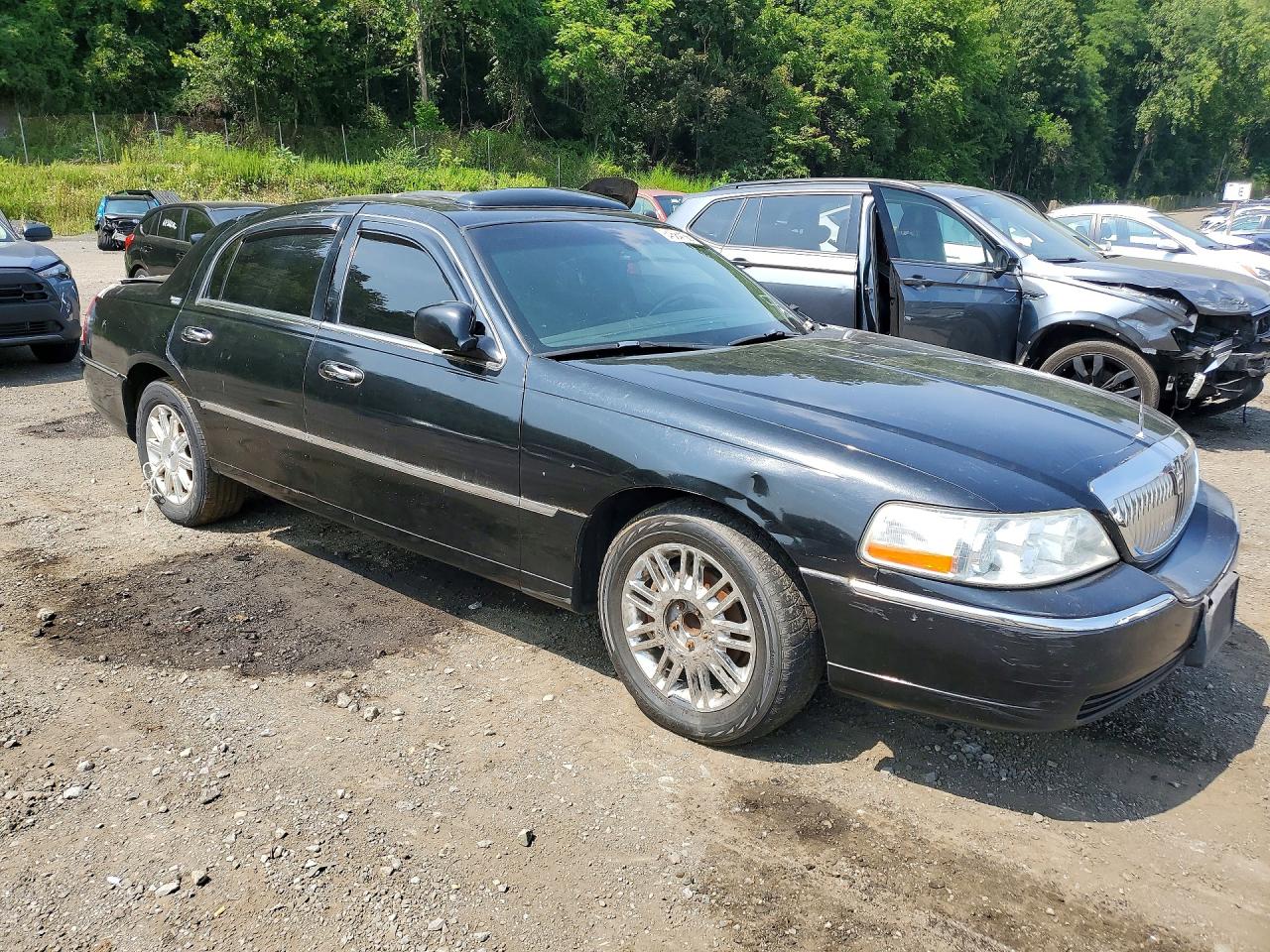 2008 Lincoln Town Car Black vin: 2LNHM82V08X633945