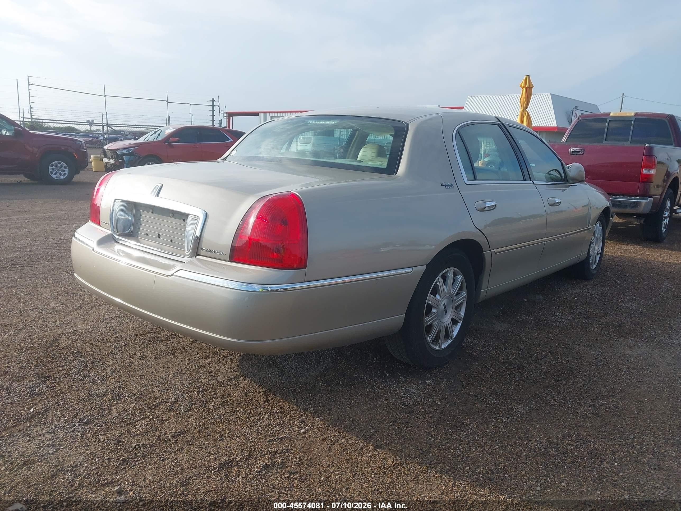 2008 Lincoln Town Car Signature Limited Gold vin: 2LNHM82V08X634206