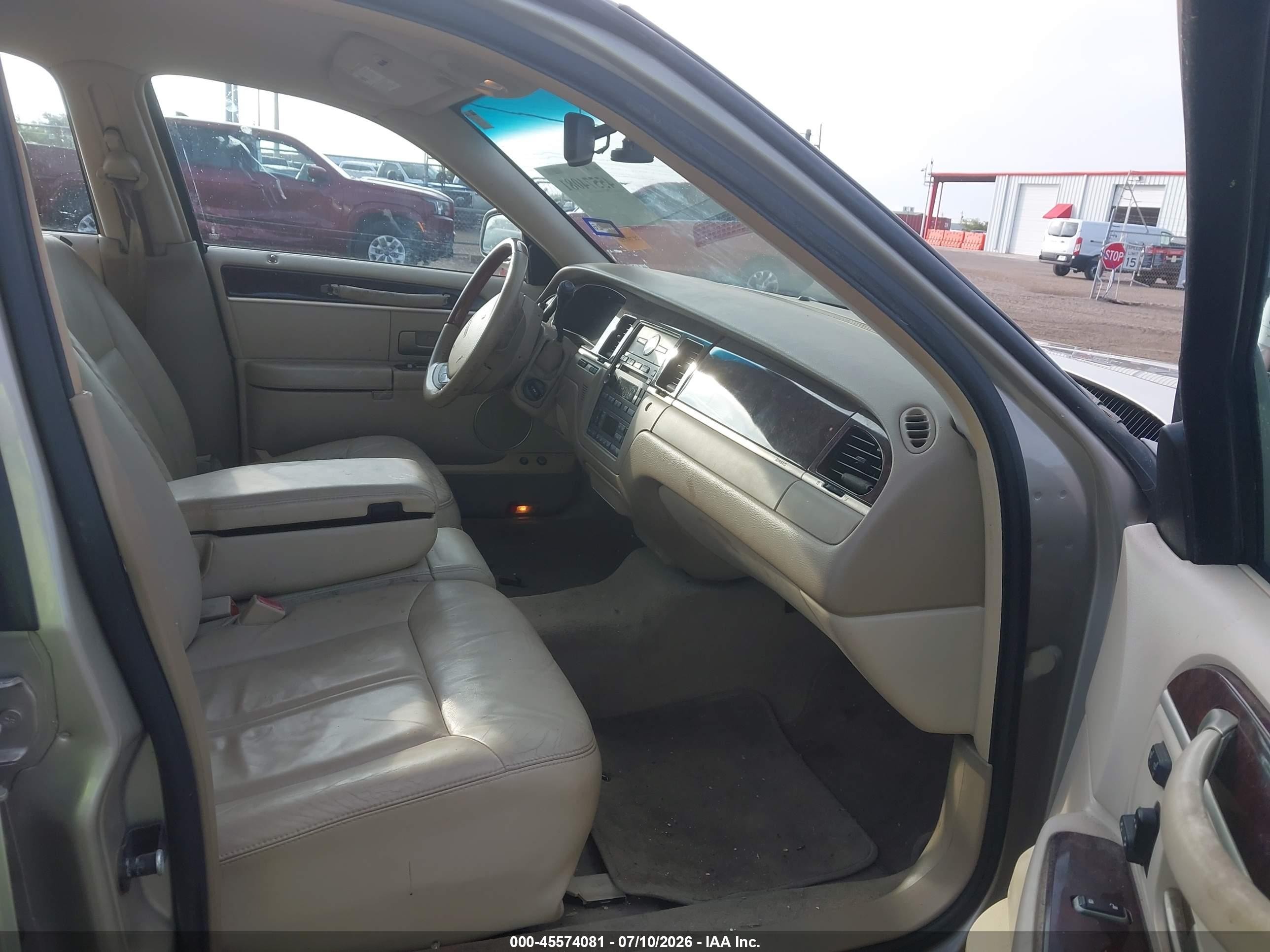 2008 Lincoln Town Car Signature Limited Gold vin: 2LNHM82V08X634206