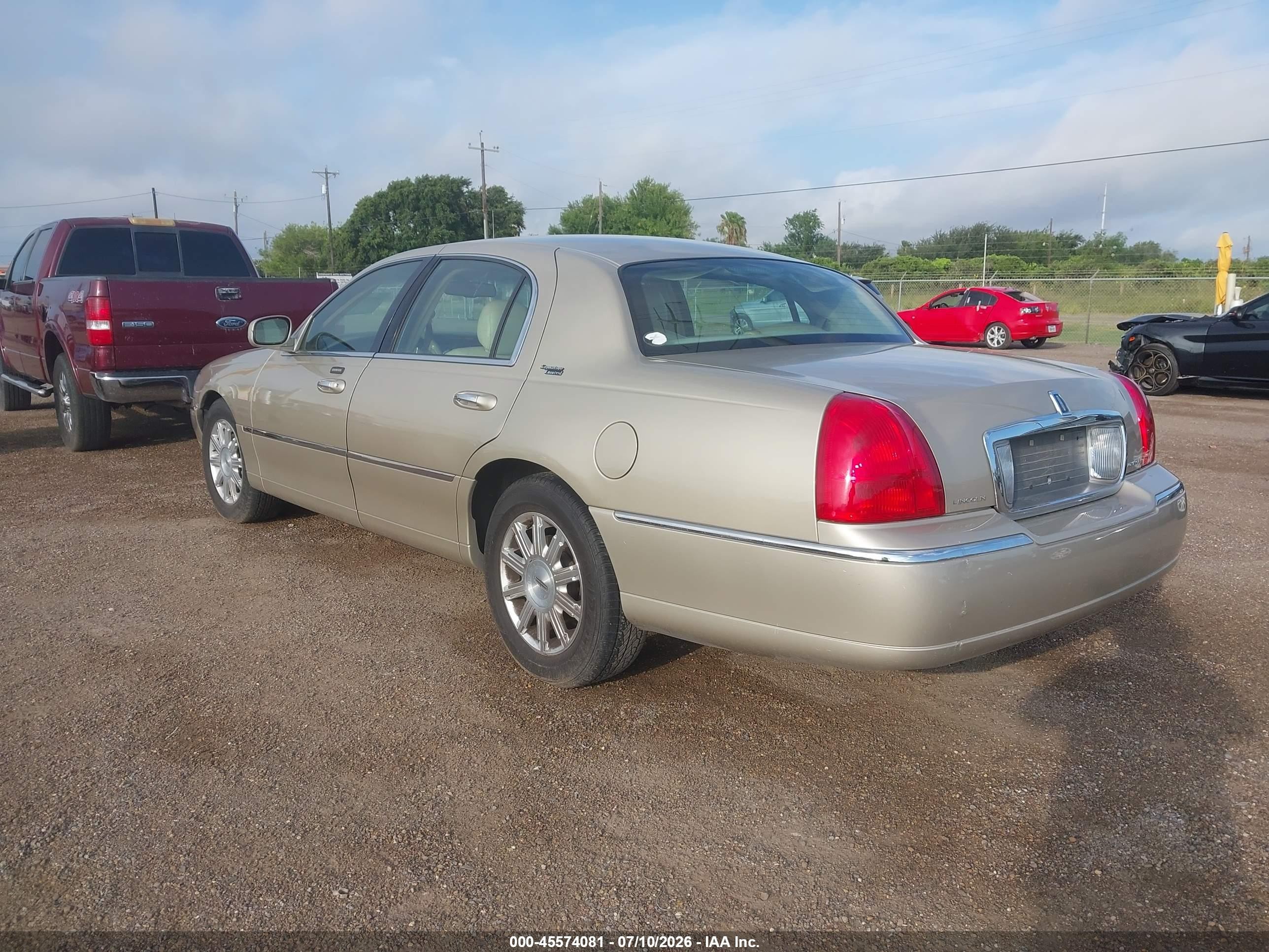 2008 Lincoln Town Car Signature Limited Gold vin: 2LNHM82V08X634206