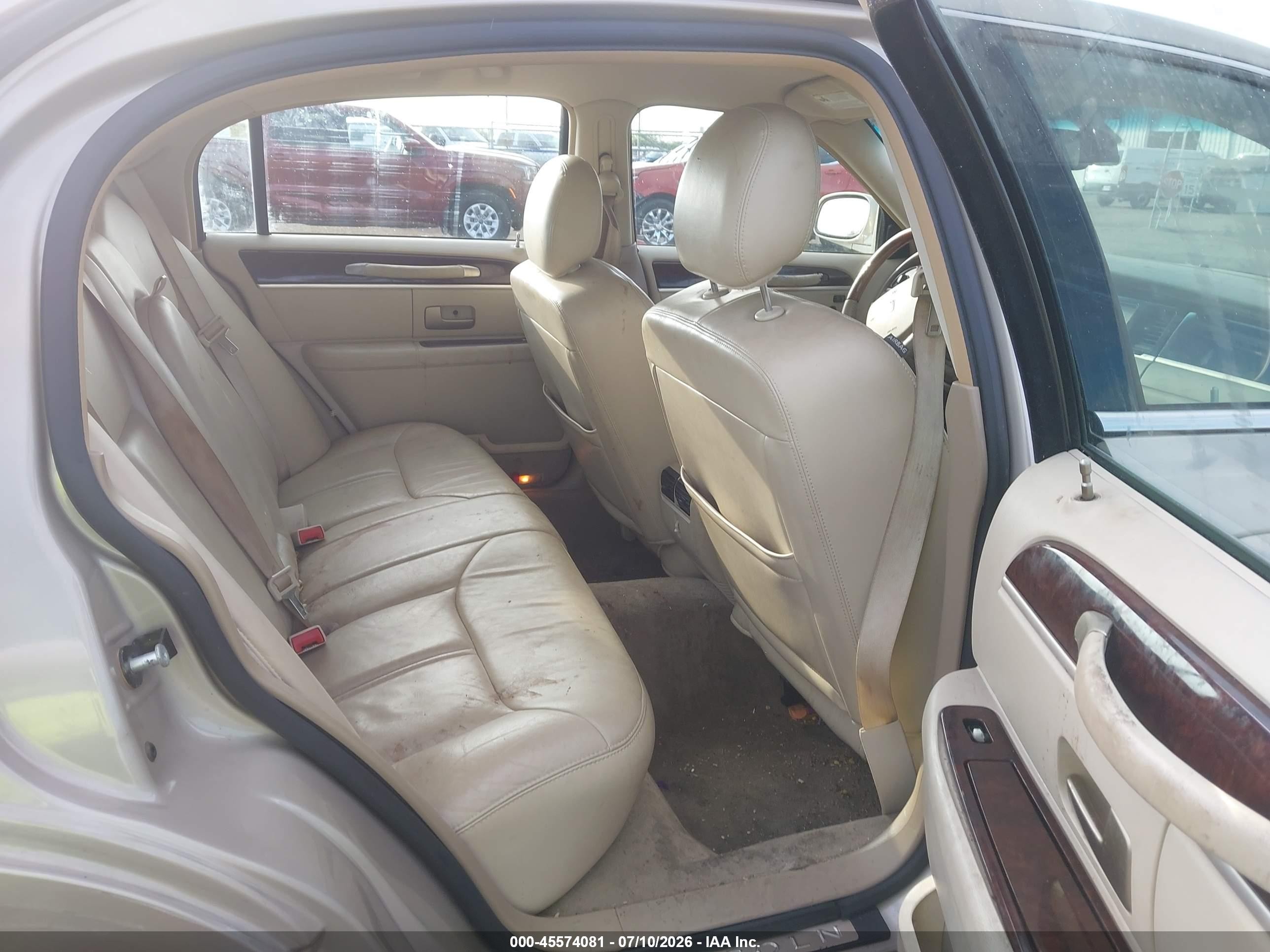 2008 Lincoln Town Car Signature Limited Gold vin: 2LNHM82V08X634206