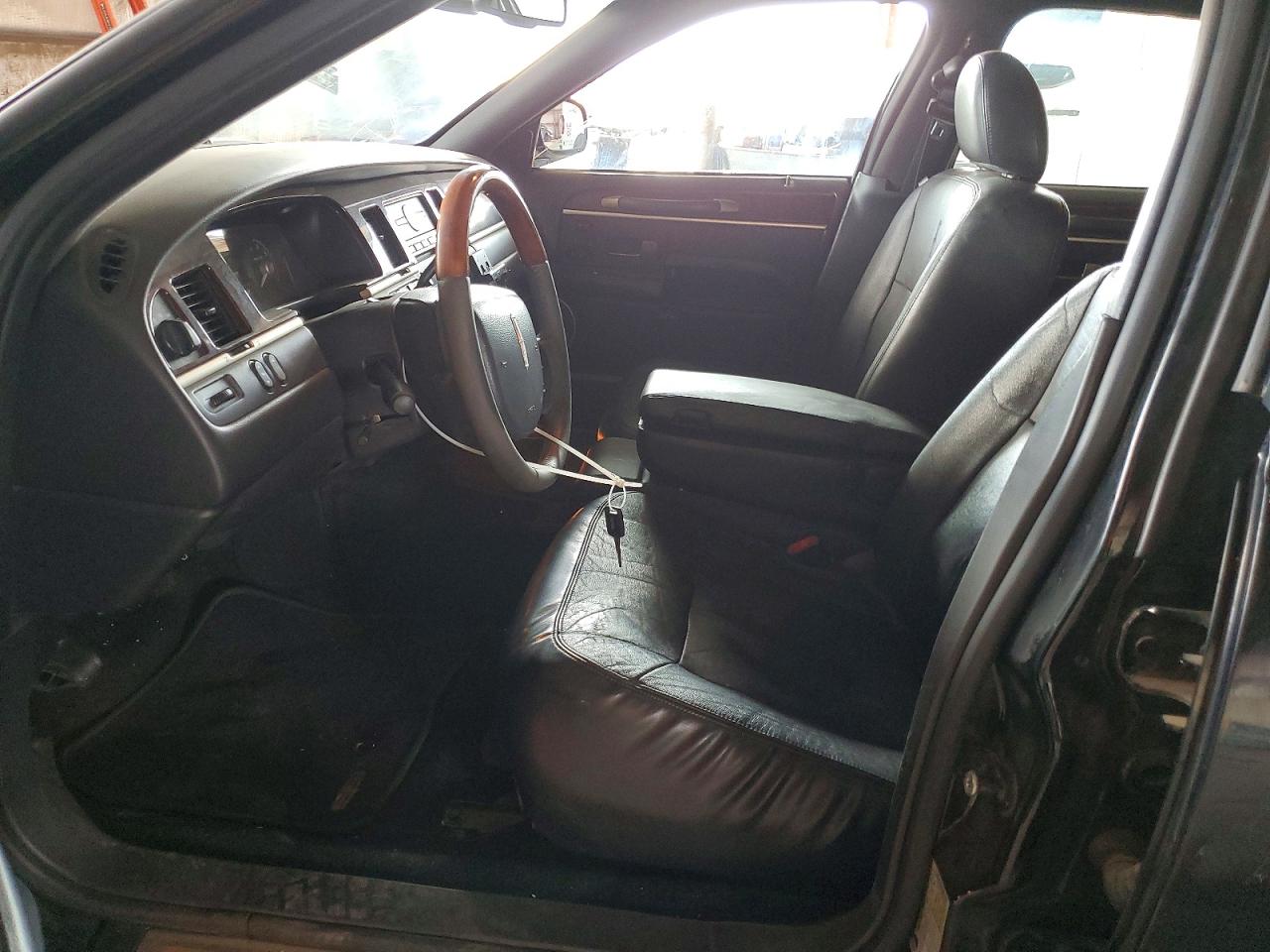 2009 Lincoln Town Car Signature Limited Black vin: 2LNHM82V09X610697