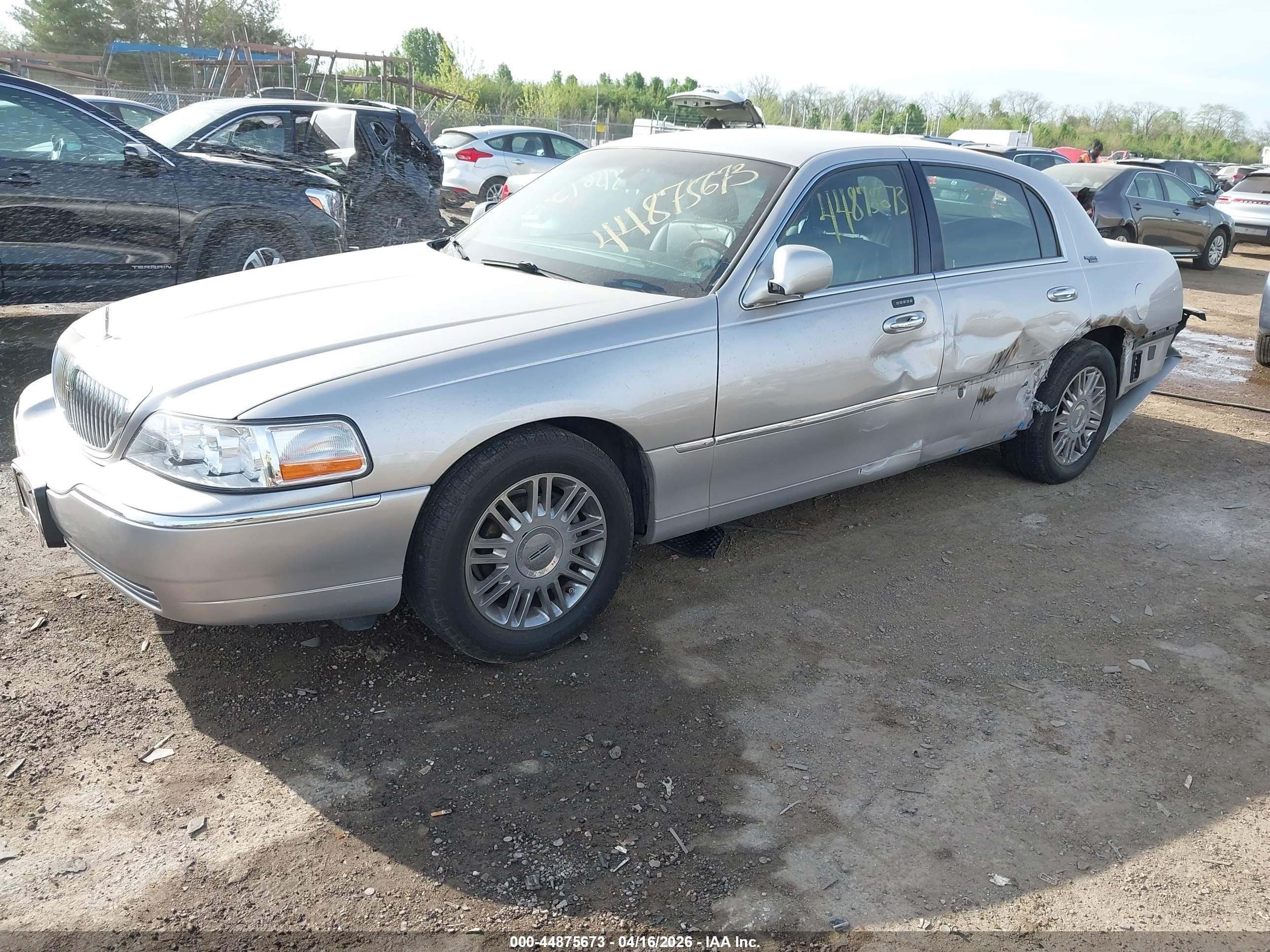 2009 Lincoln Town Car Signature Limited Silver vin: 2LNHM82V19X601703