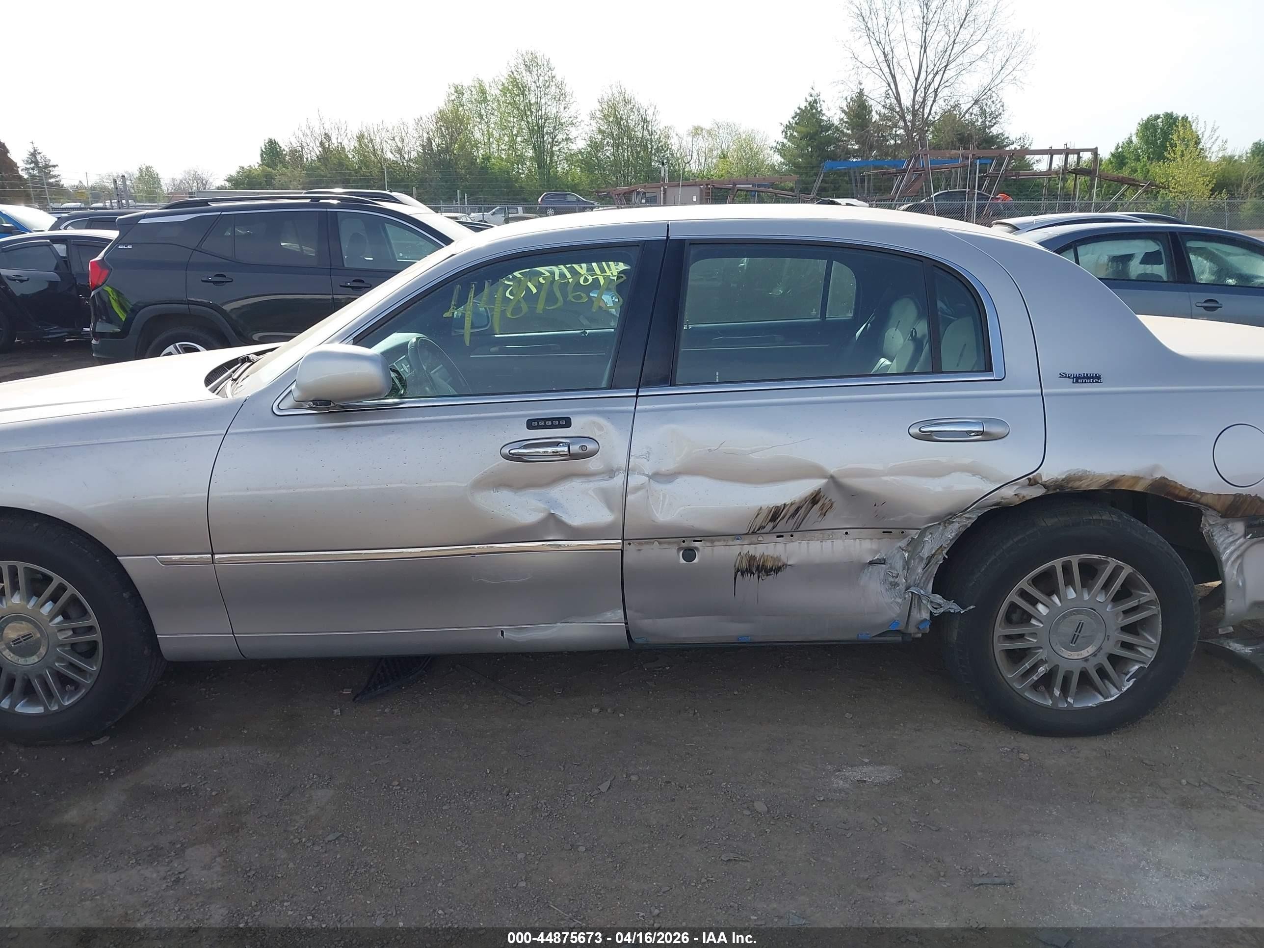2009 Lincoln Town Car Signature Limited Silver vin: 2LNHM82V19X601703