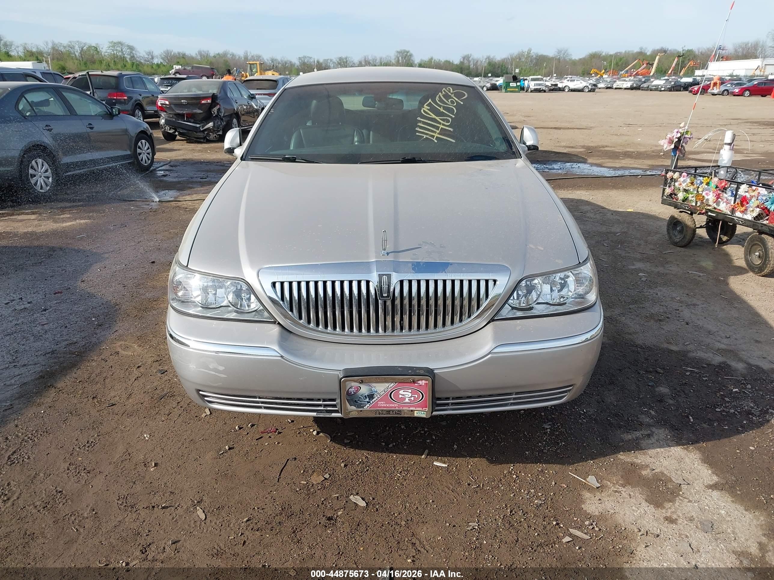 2009 Lincoln Town Car Signature Limited Silver vin: 2LNHM82V19X601703