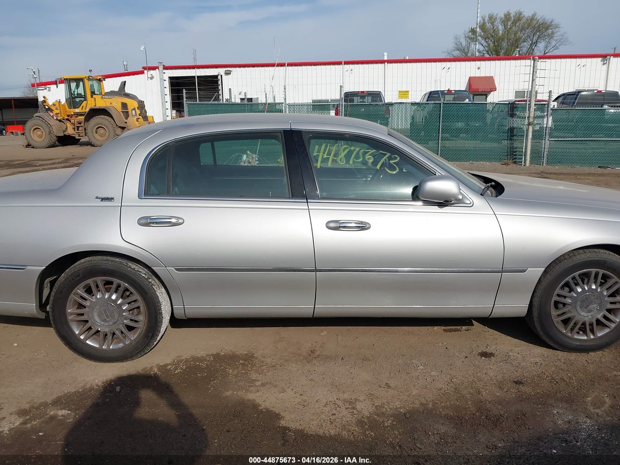 2009 Lincoln Town Car Signature Limited Silver vin: 2LNHM82V19X601703