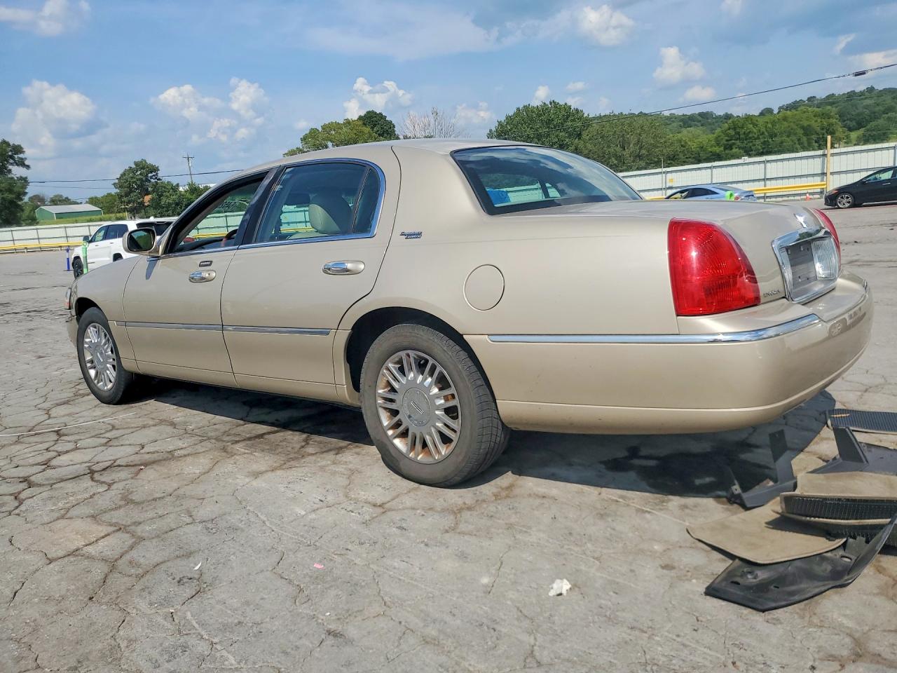 2008 Lincoln Town Car Signature Limited Beige vin: 2LNHM82V28X659964