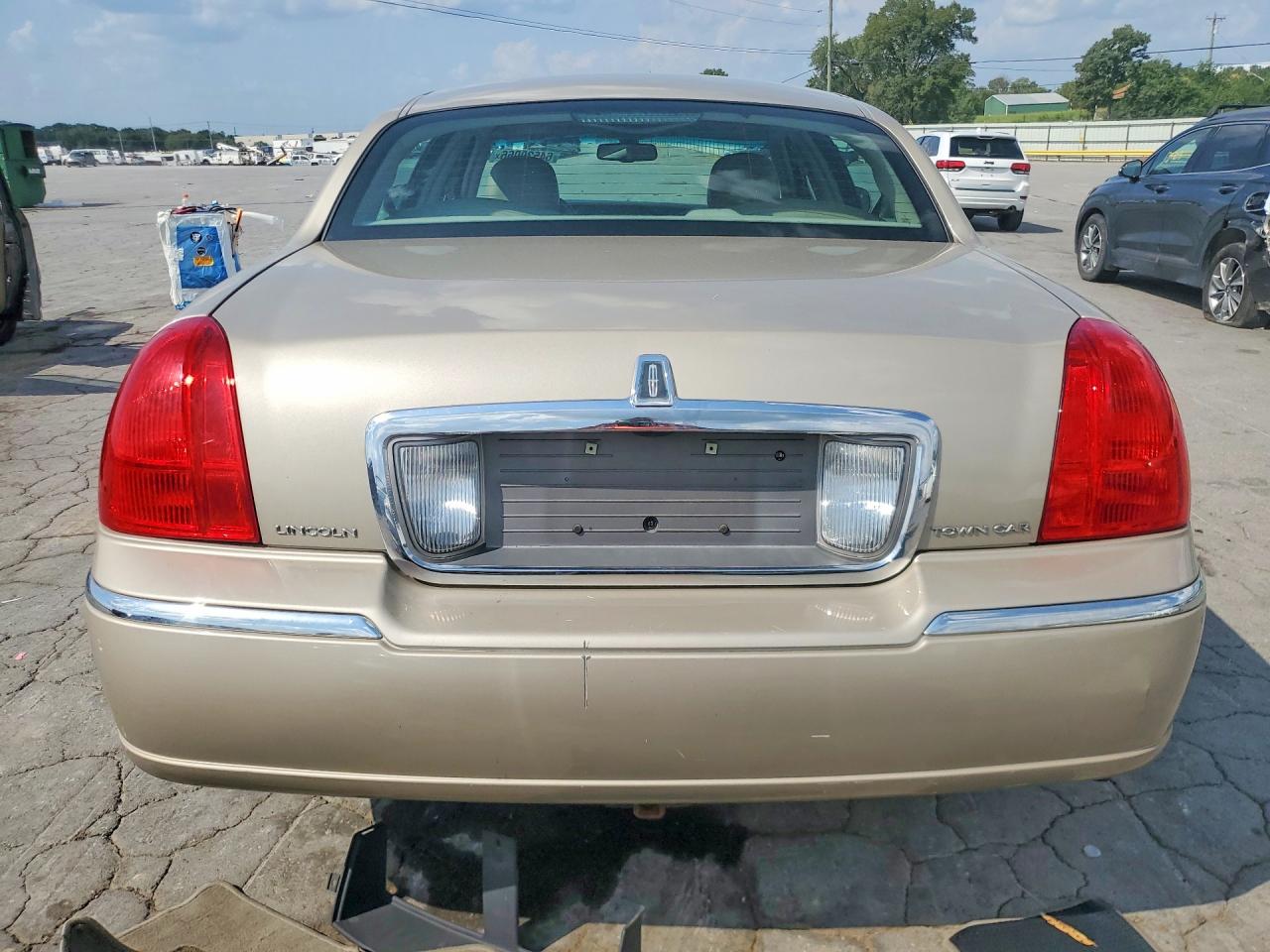 2008 Lincoln Town Car Signature Limited Beige vin: 2LNHM82V28X659964