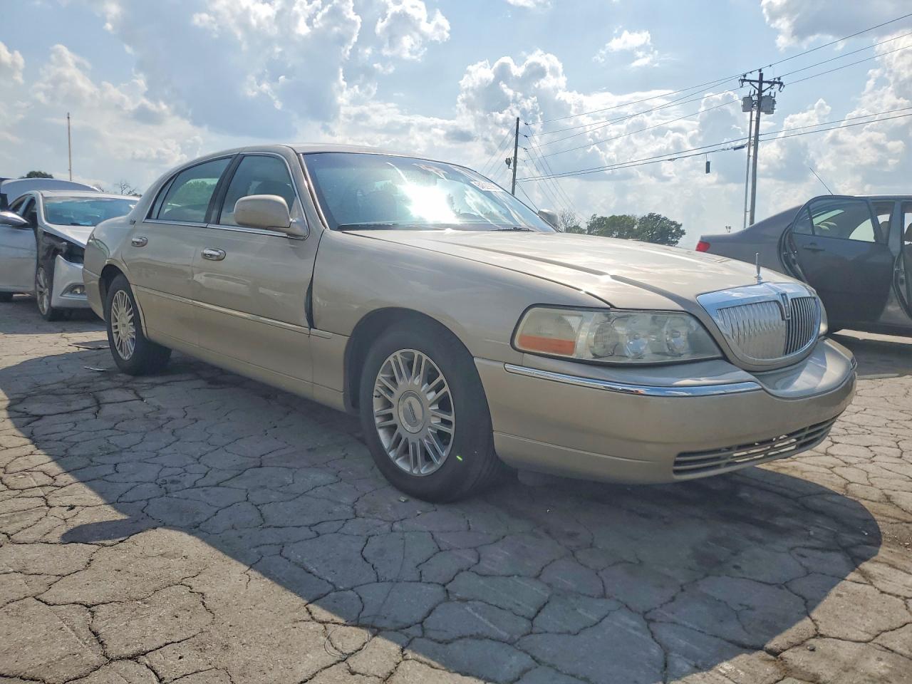 2008 Lincoln Town Car Signature Limited Beige vin: 2LNHM82V28X659964