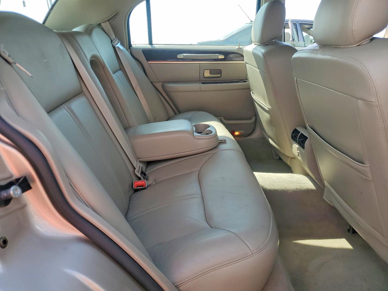 2008 Lincoln Town Car Signature Limited Beige vin: 2LNHM82V28X659964
