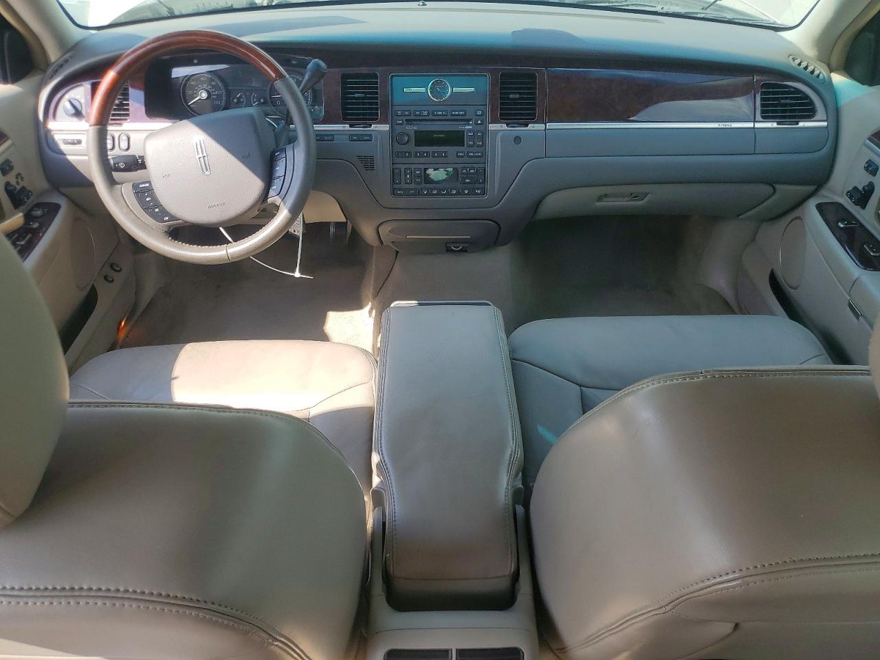 2008 Lincoln Town Car Signature Limited Beige vin: 2LNHM82V28X659964