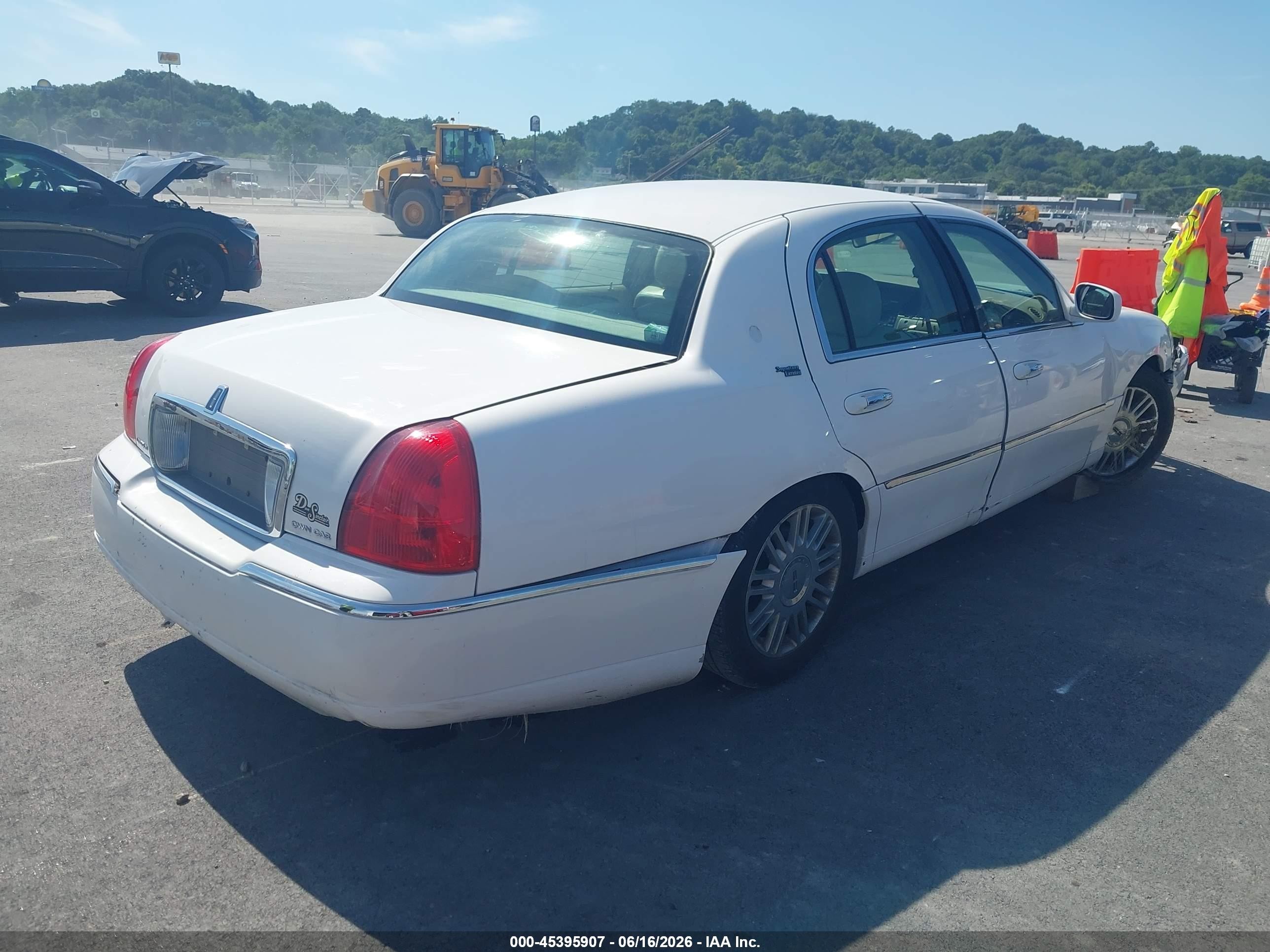 2008 Lincoln Town Car Signature Limited White vin: 2LNHM82V38X660895