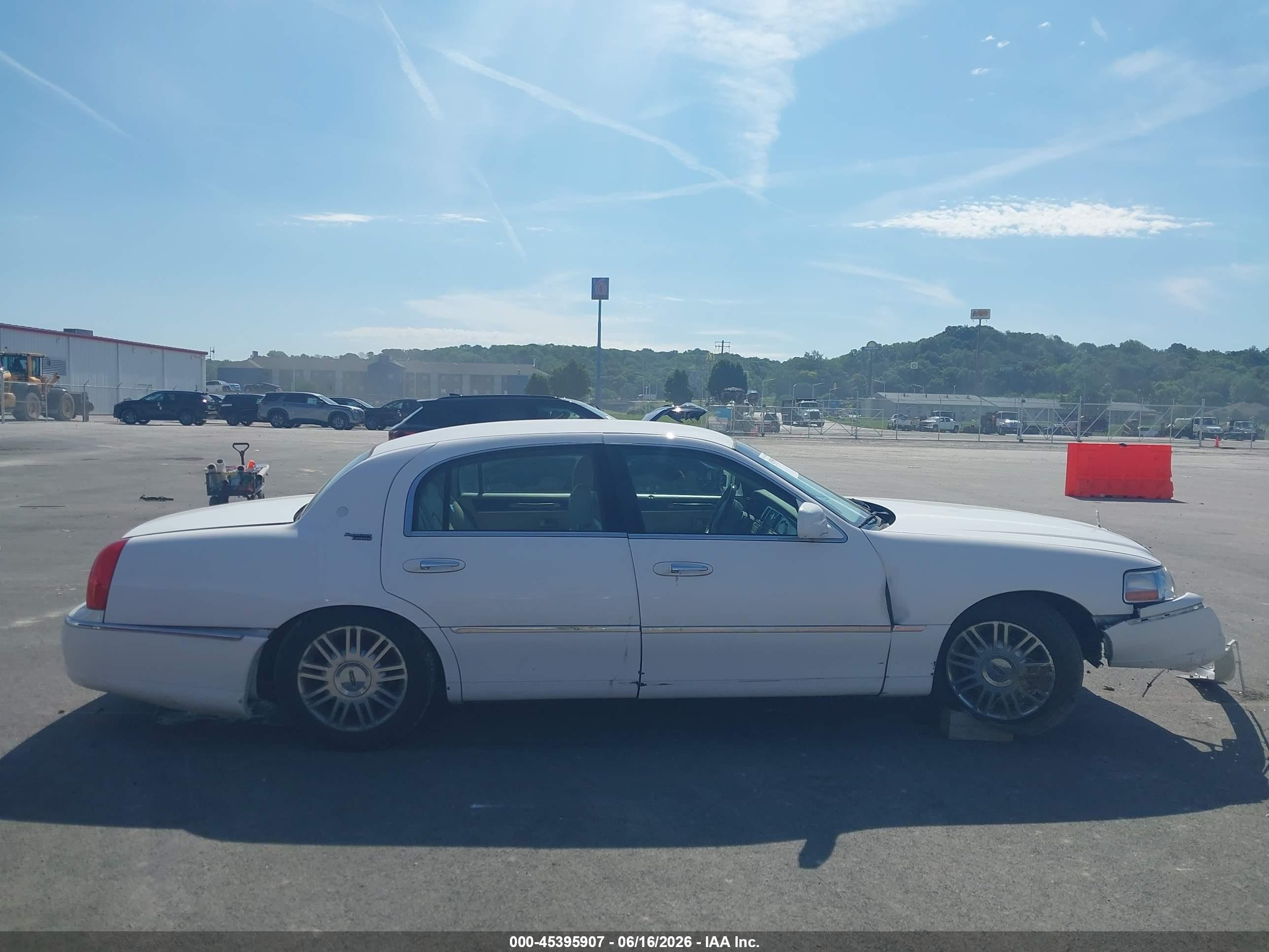 2008 Lincoln Town Car Signature Limited White vin: 2LNHM82V38X660895