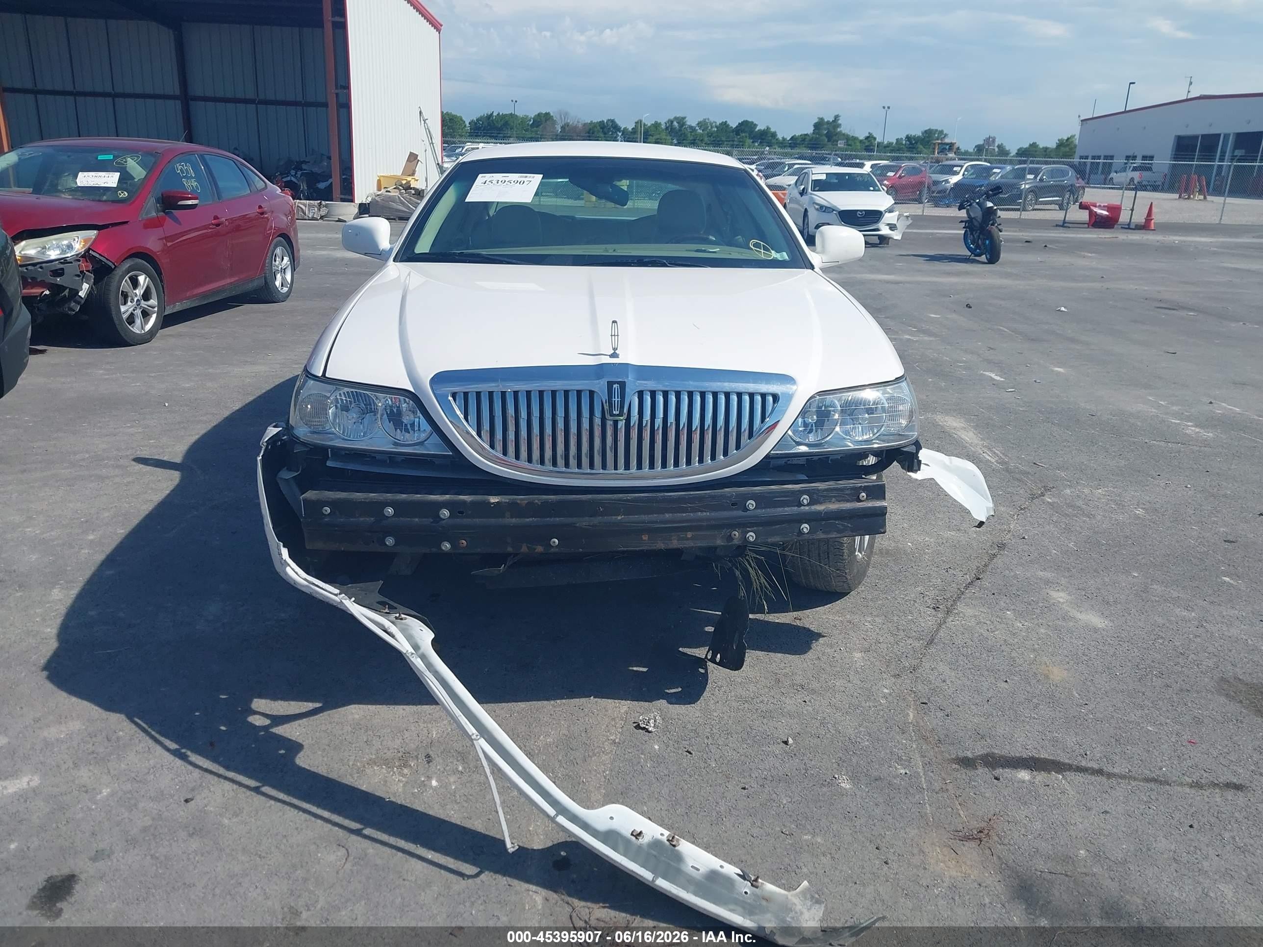 2008 Lincoln Town Car Signature Limited White vin: 2LNHM82V38X660895