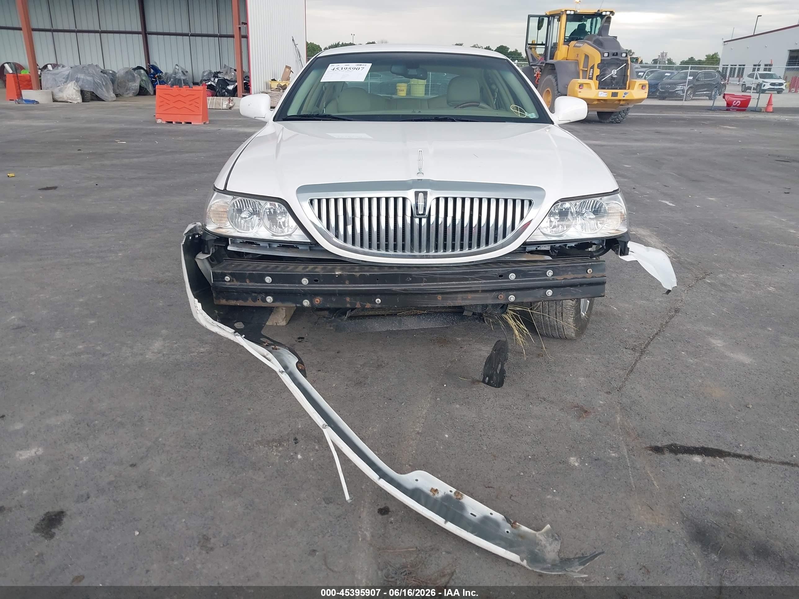 2008 Lincoln Town Car Signature Limited White vin: 2LNHM82V38X660895