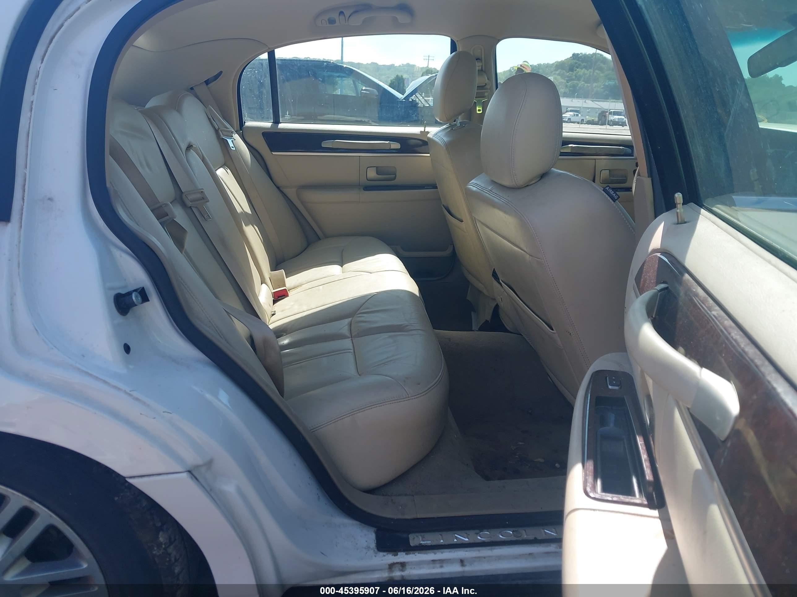 2008 Lincoln Town Car Signature Limited White vin: 2LNHM82V38X660895