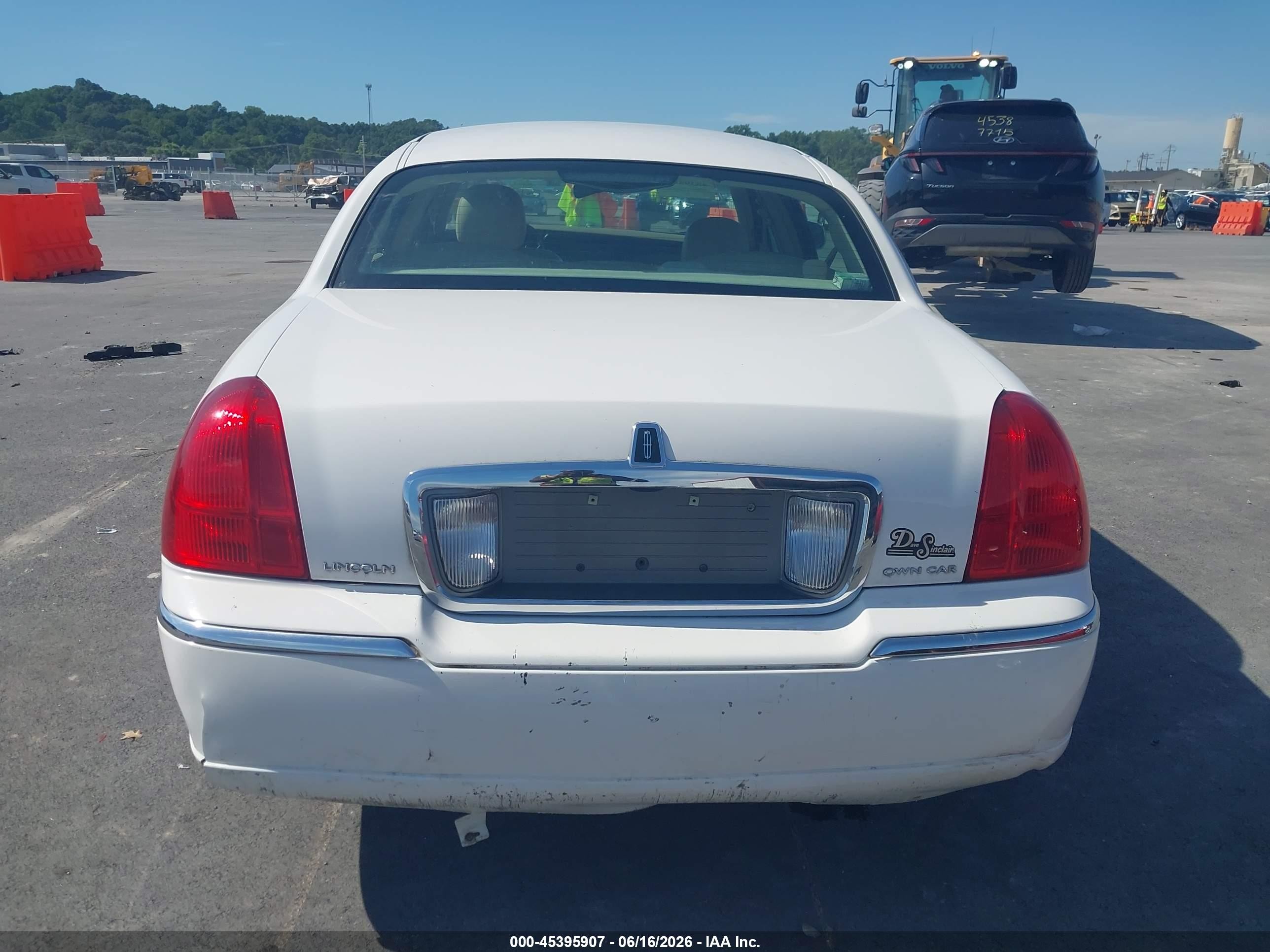 2008 Lincoln Town Car Signature Limited White vin: 2LNHM82V38X660895