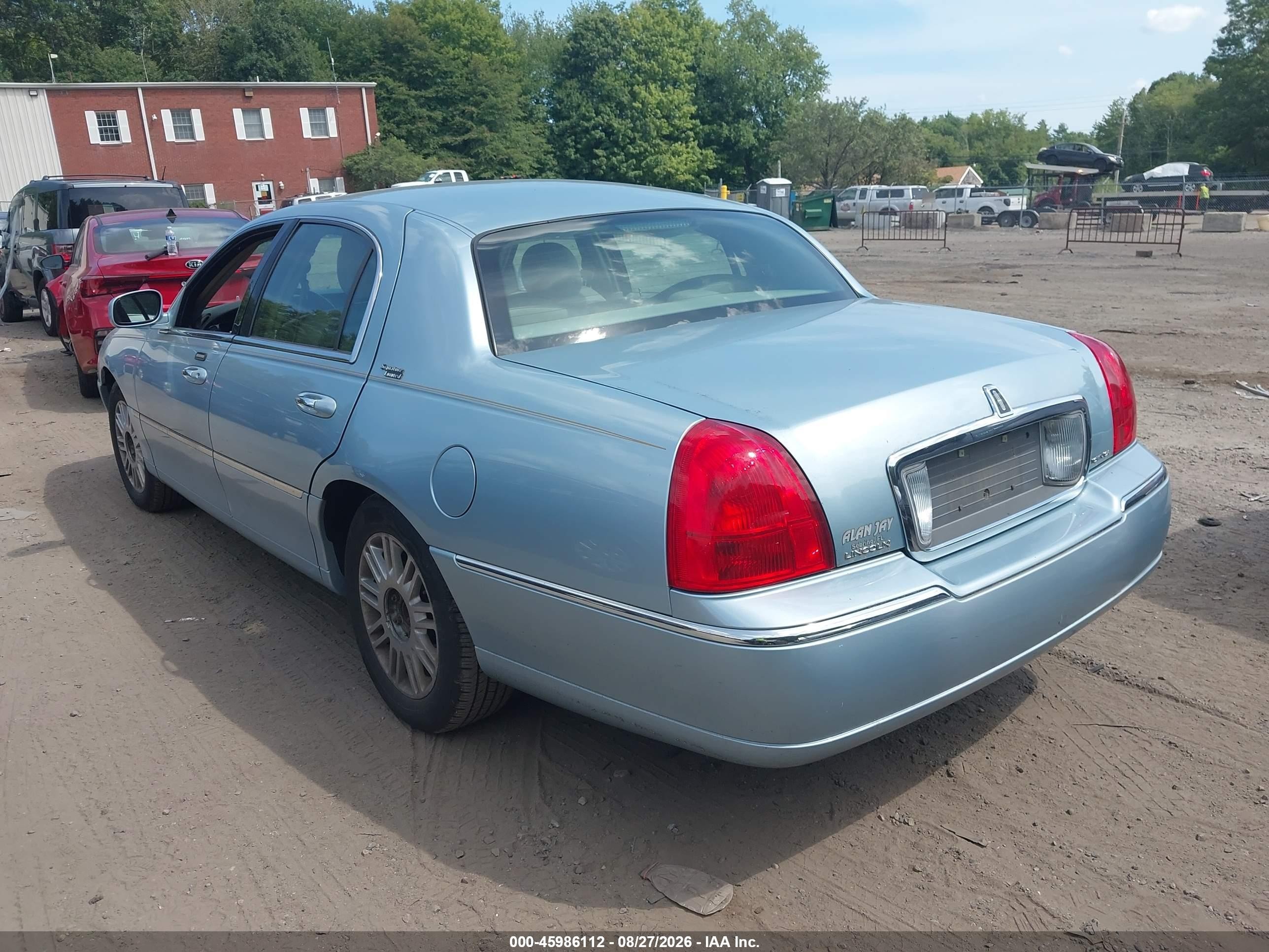 2009 Lincoln Town Car Signature Limited Light Blue vin: 2LNHM82V39X610824