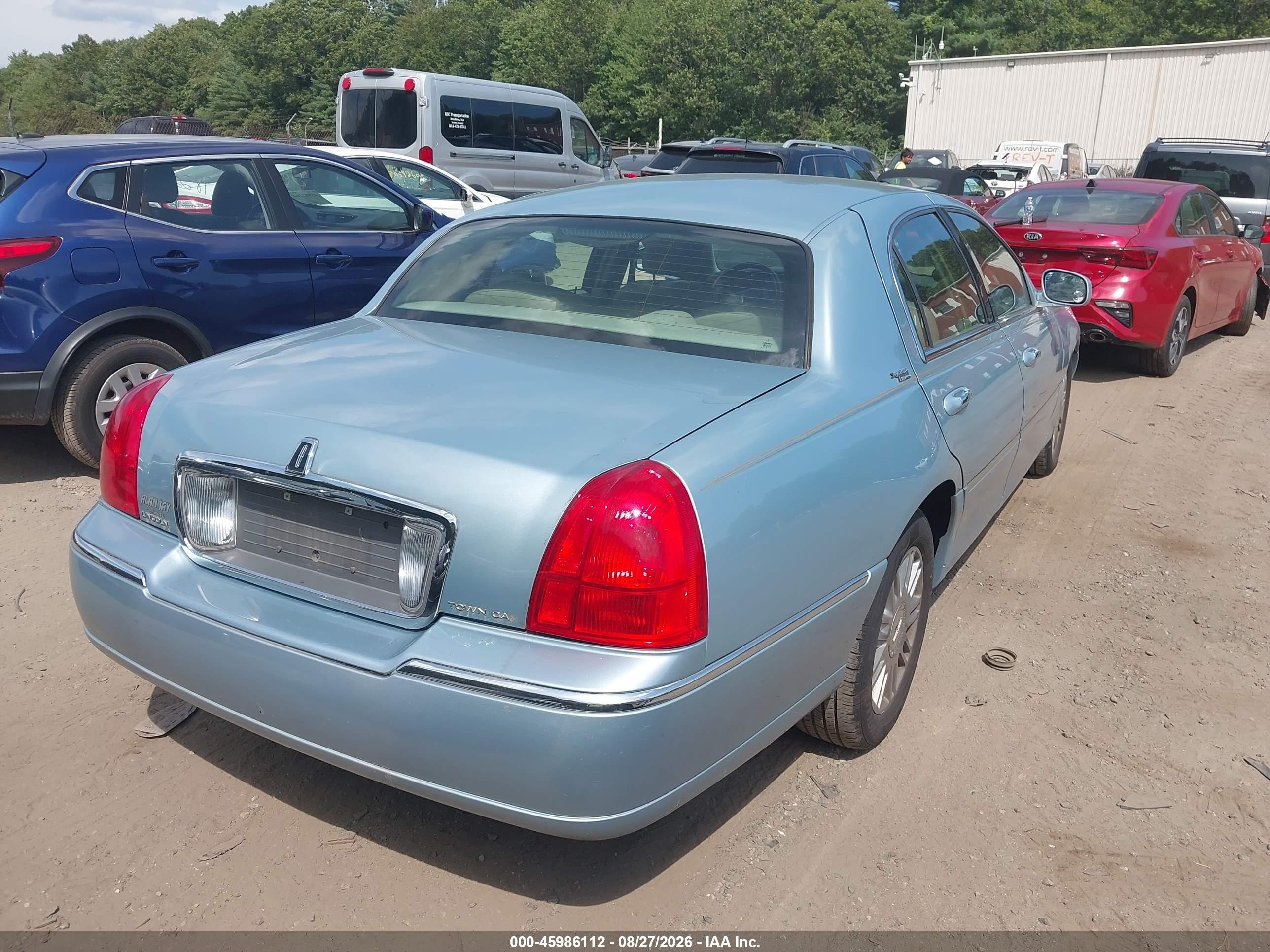2009 Lincoln Town Car Signature Limited Light Blue vin: 2LNHM82V39X610824