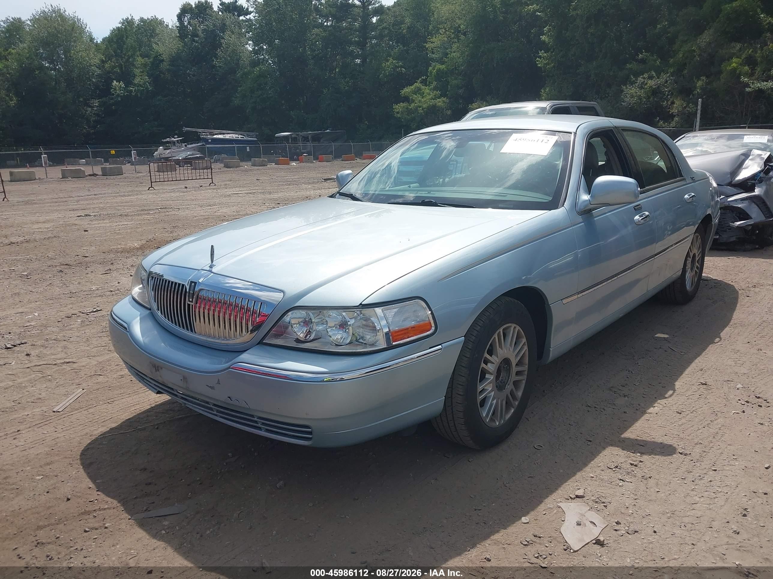 2009 Lincoln Town Car Signature Limited Light Blue vin: 2LNHM82V39X610824