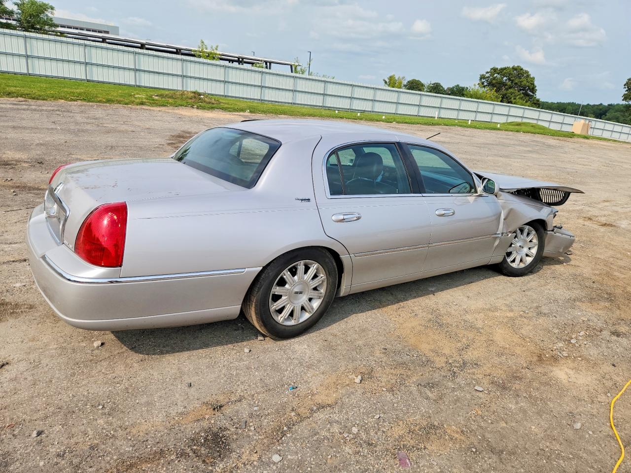 2009 Lincoln Town Car Signature Limited Silver vin: 2LNHM82V39X633715