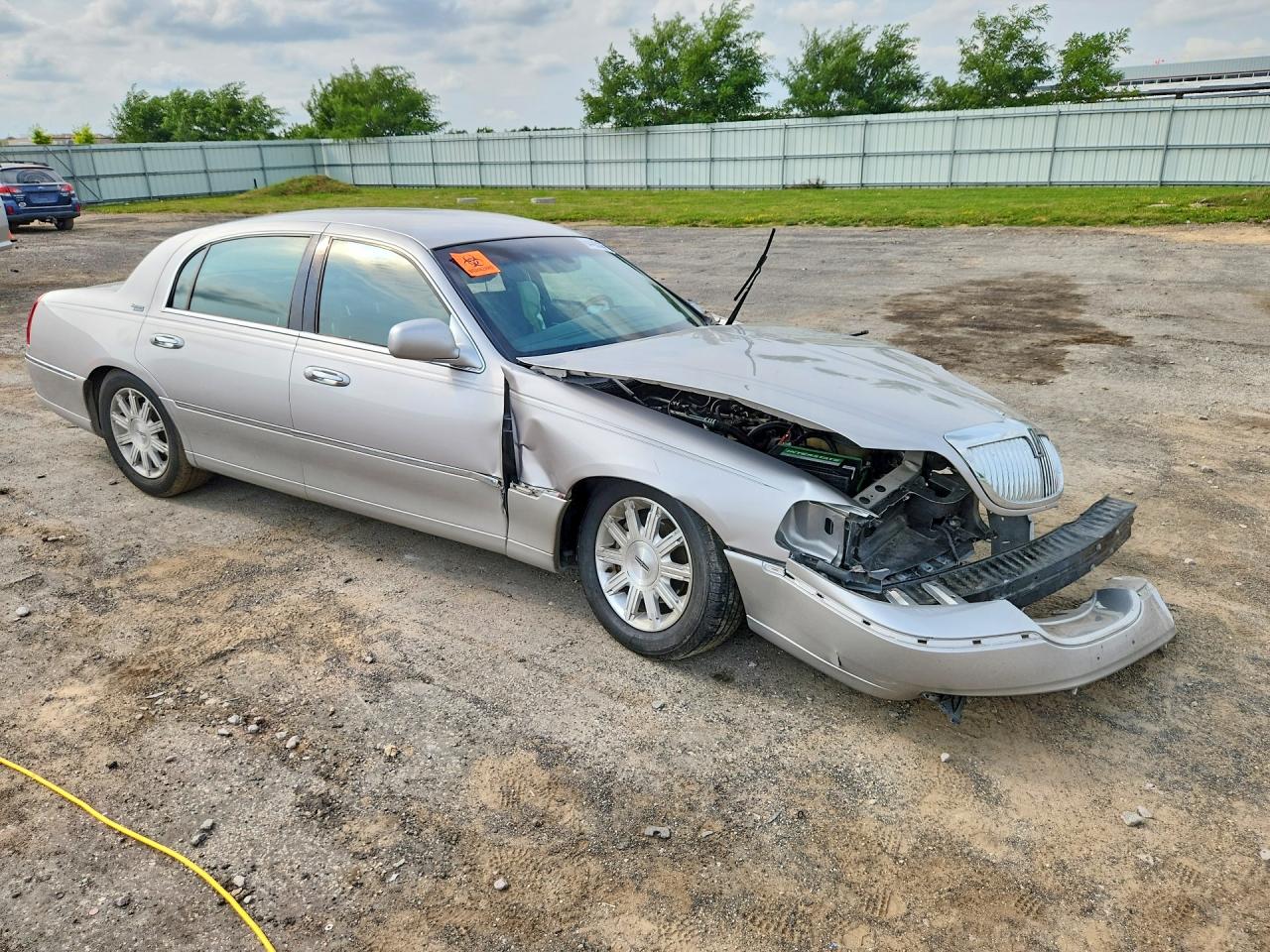 2009 Lincoln Town Car Signature Limited Silver vin: 2LNHM82V39X633715