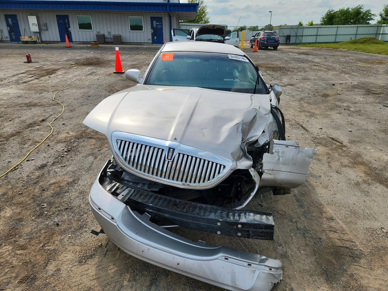 2009 Lincoln Town Car Signature Limited Silver vin: 2LNHM82V39X633715