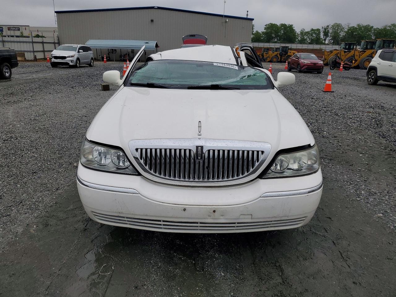 2009 Lincoln Town Car Signature Limited White vin: 2LNHM82V49X618785