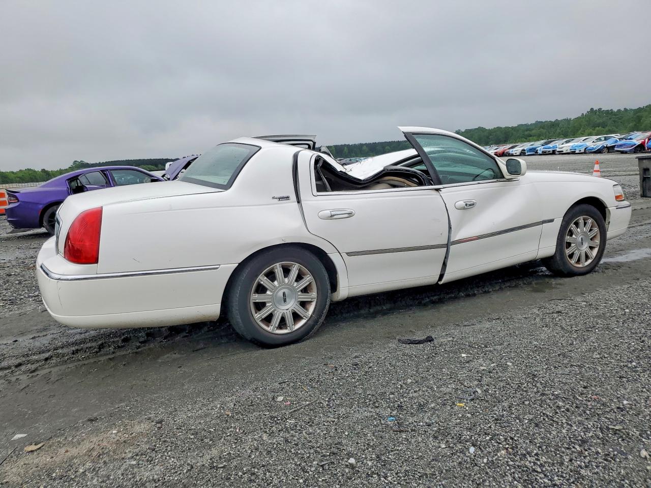 2009 Lincoln Town Car Signature Limited White vin: 2LNHM82V49X618785